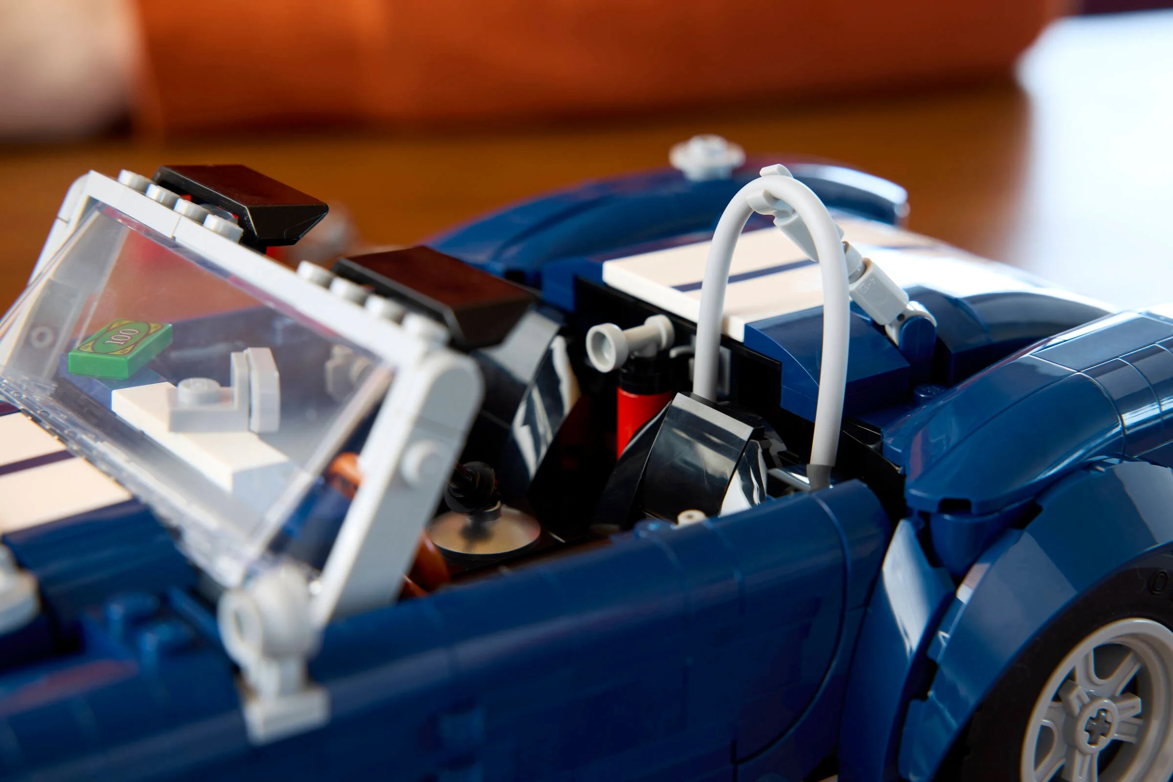 Detaliu al modelului LEGO Shelby Cobra 427 S/C, interior și bară de protecție.