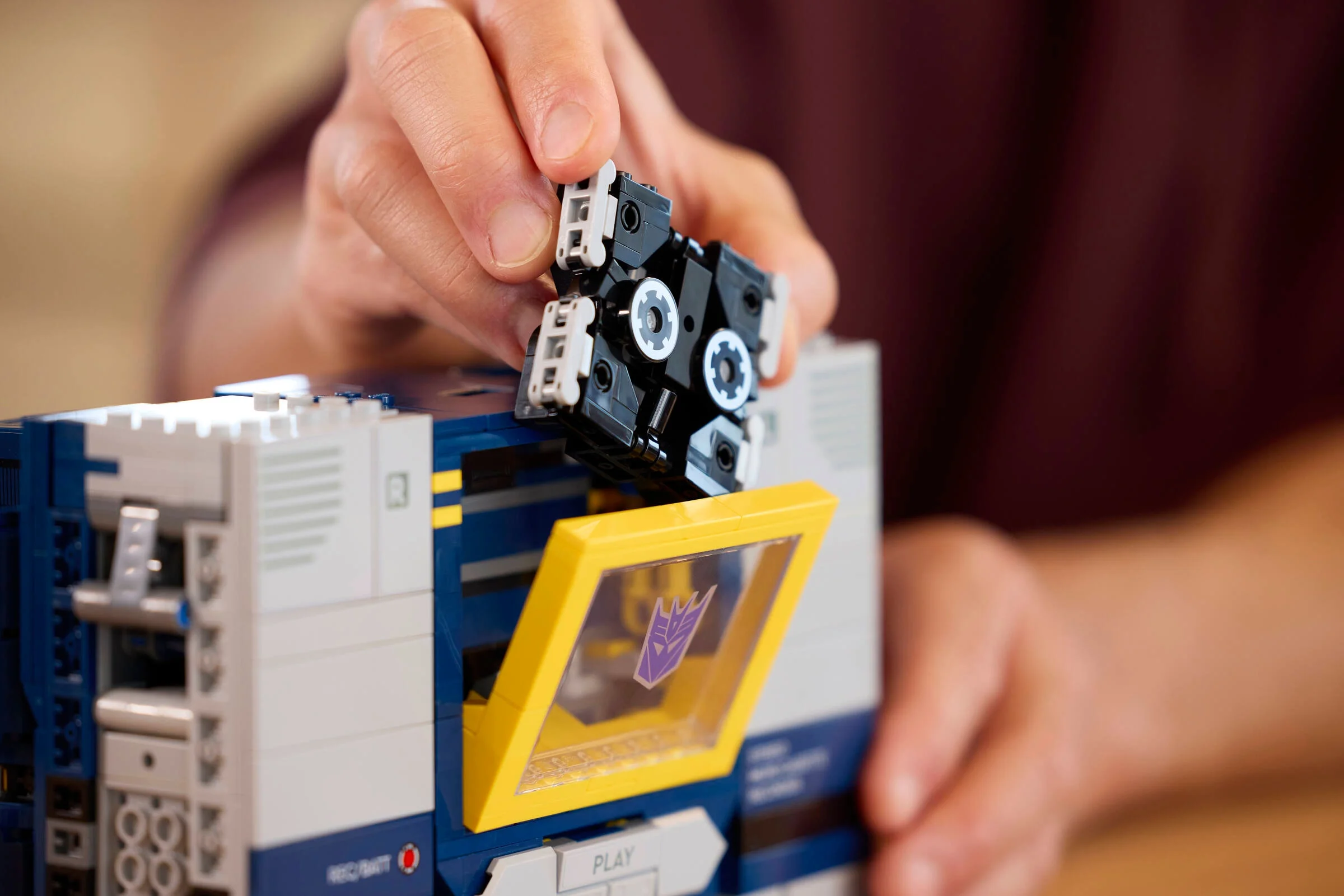 Imagine detaliată cu caseta introdusă în Soundwave LEGO. Design și funcționalitate.