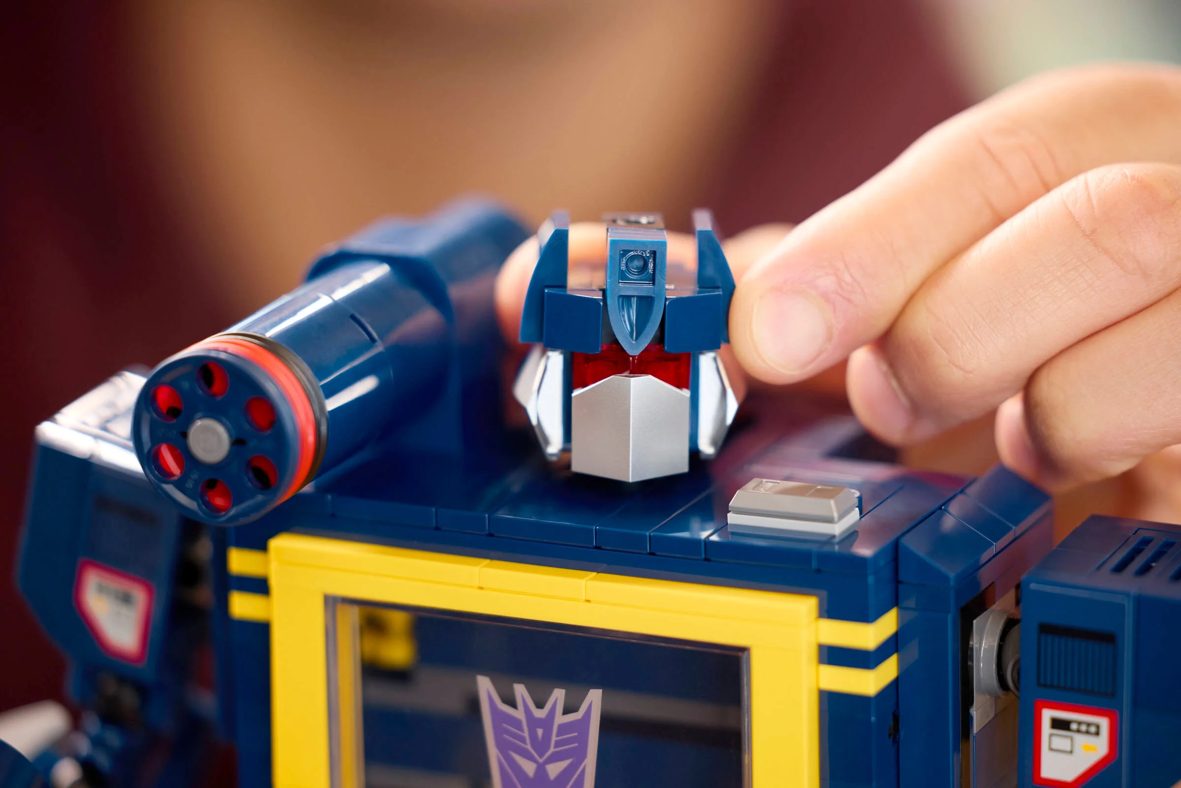 Detalii ale robotului Soundwave LEGO 10358, cu accent pe asamblare și trăsături specifice.