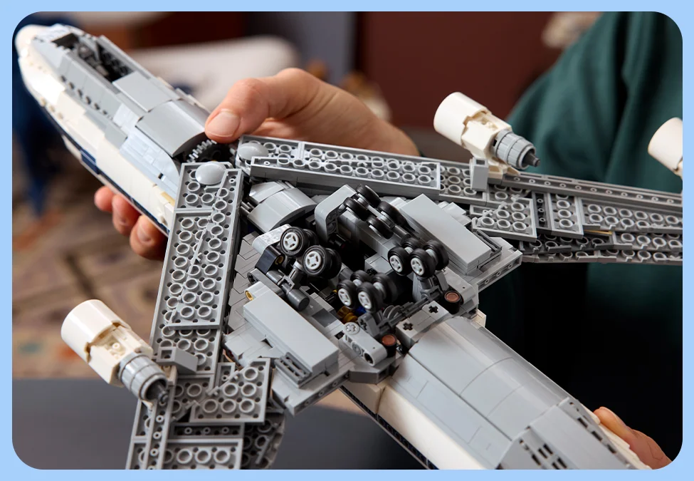 Afișează detaliile trenului de aterizare al avionului transportor din setul LEGO 10360.
