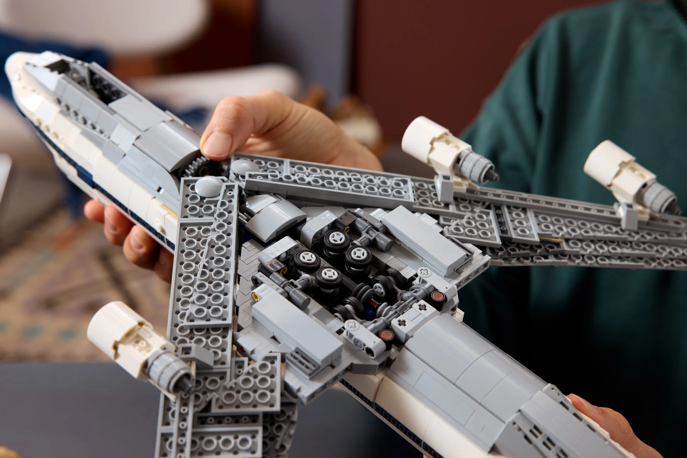 Detalii interne ale avionului LEGO, cu angrenaje și roți vizibile. Realizat cu atenție.