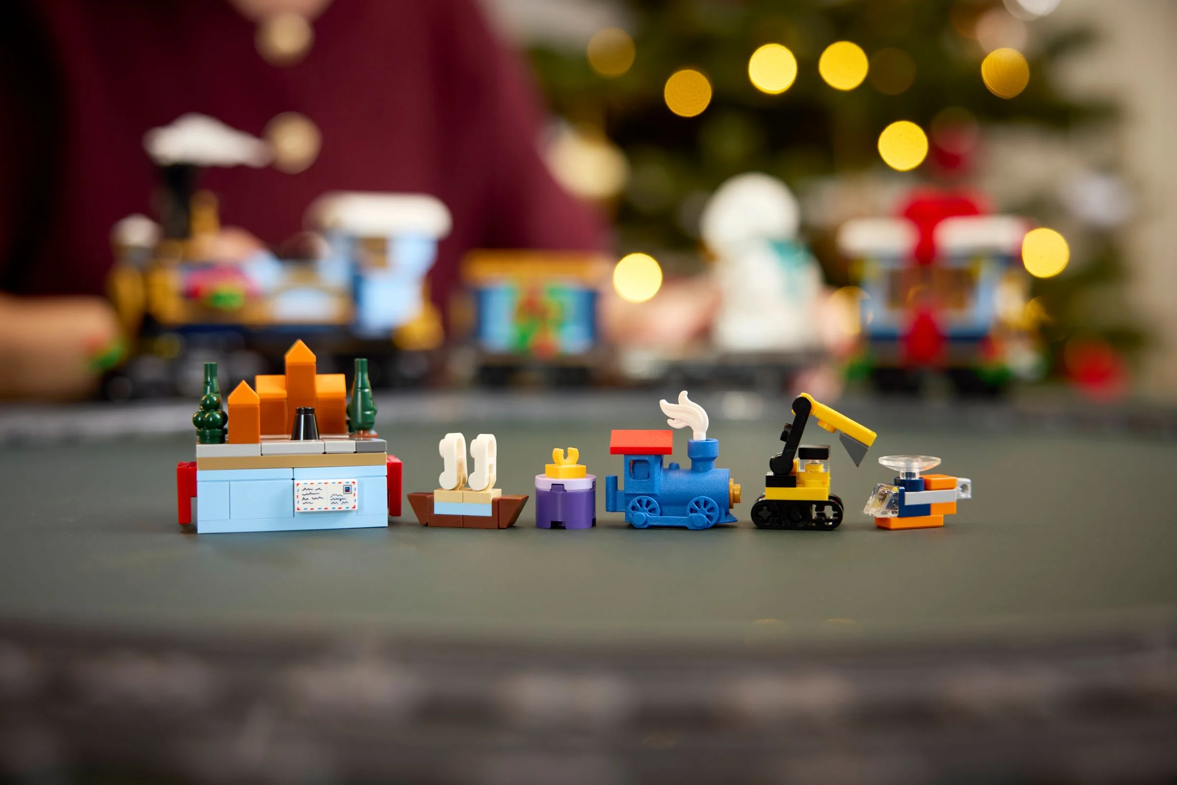 Prim-plan cu mini-construcții din trenul Holiday Express. Detalii festive și jucăușe.
