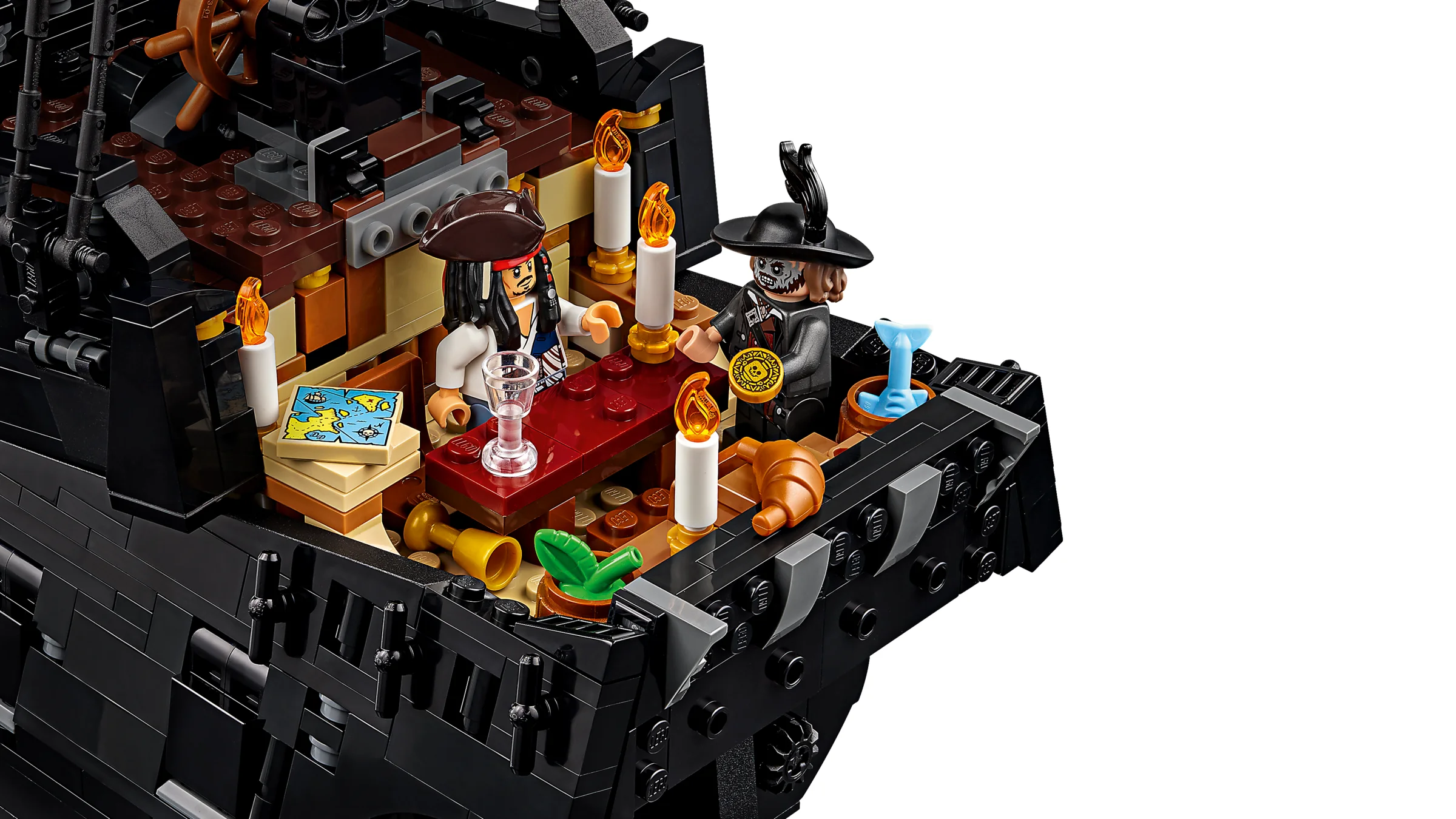Interiorul detaliat al cabinei căpitanului Jack Sparrow. Include minifigurine și accesorii.