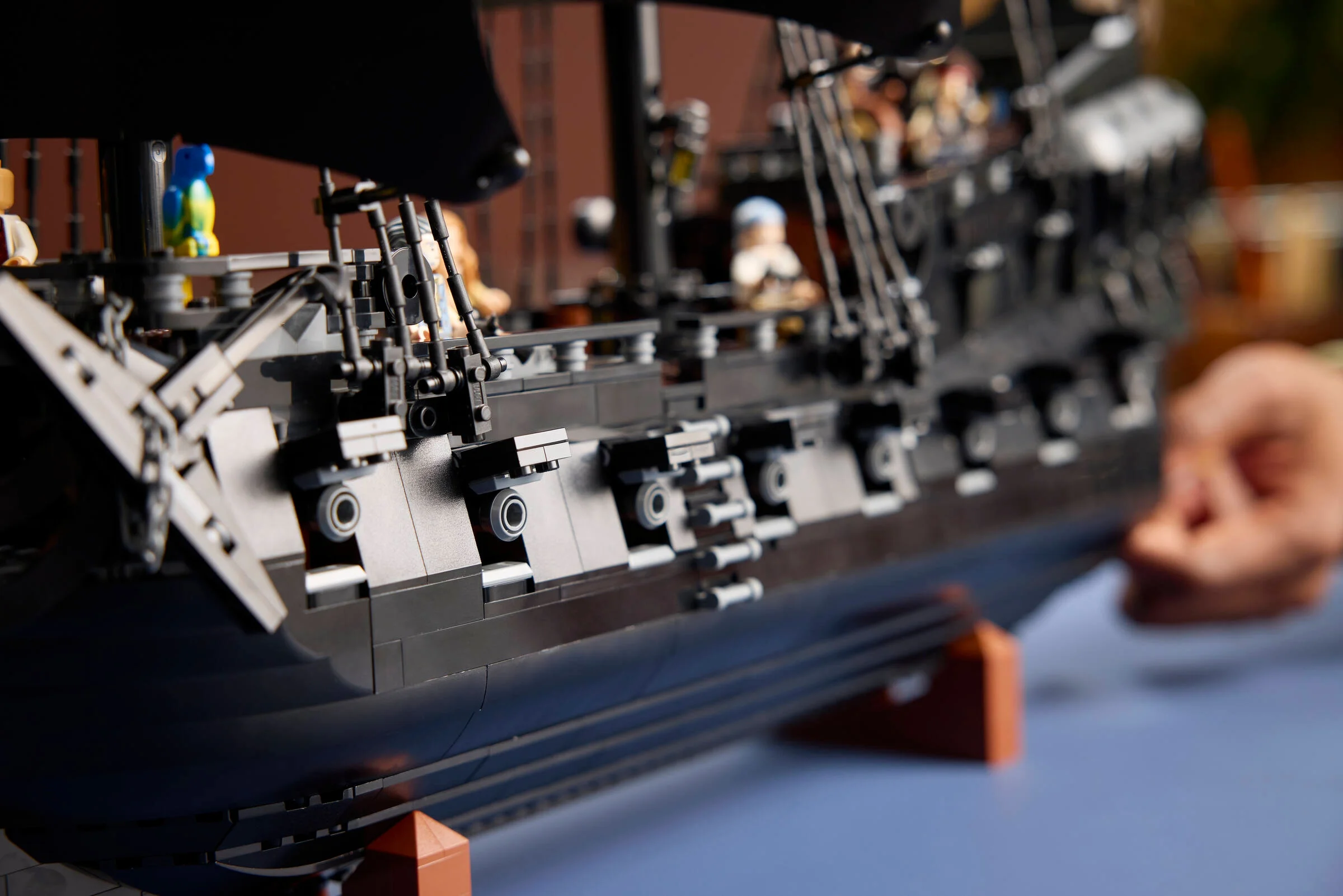 Prim-plan detaliat al modelului LEGO 10365, corabia lui Jack Sparrow, cu tunuri și elemente distinctive.