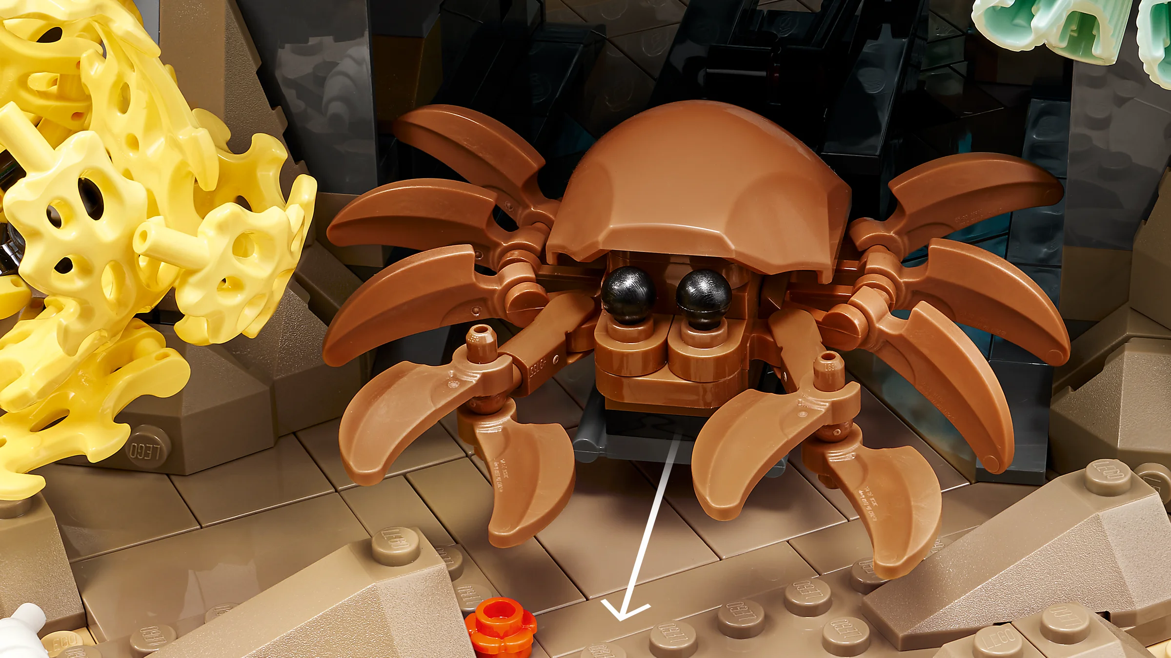 Detalii ale crabului din setul LEGO 10366 Acvariu Tropical, accent pe design și textură. Detalii macro.
