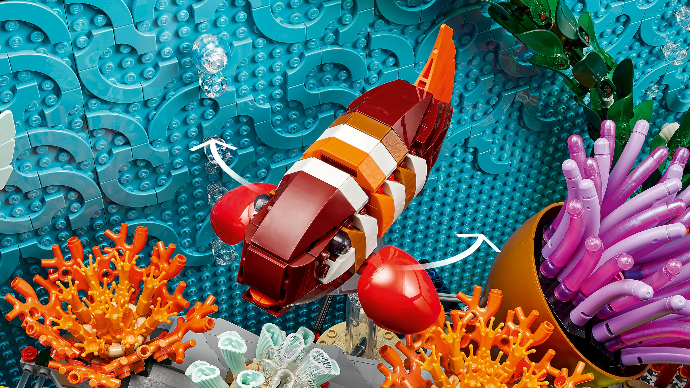 Prim-plan cu un pește clovn LEGO vibrant într-un acvariu tropical detaliat.