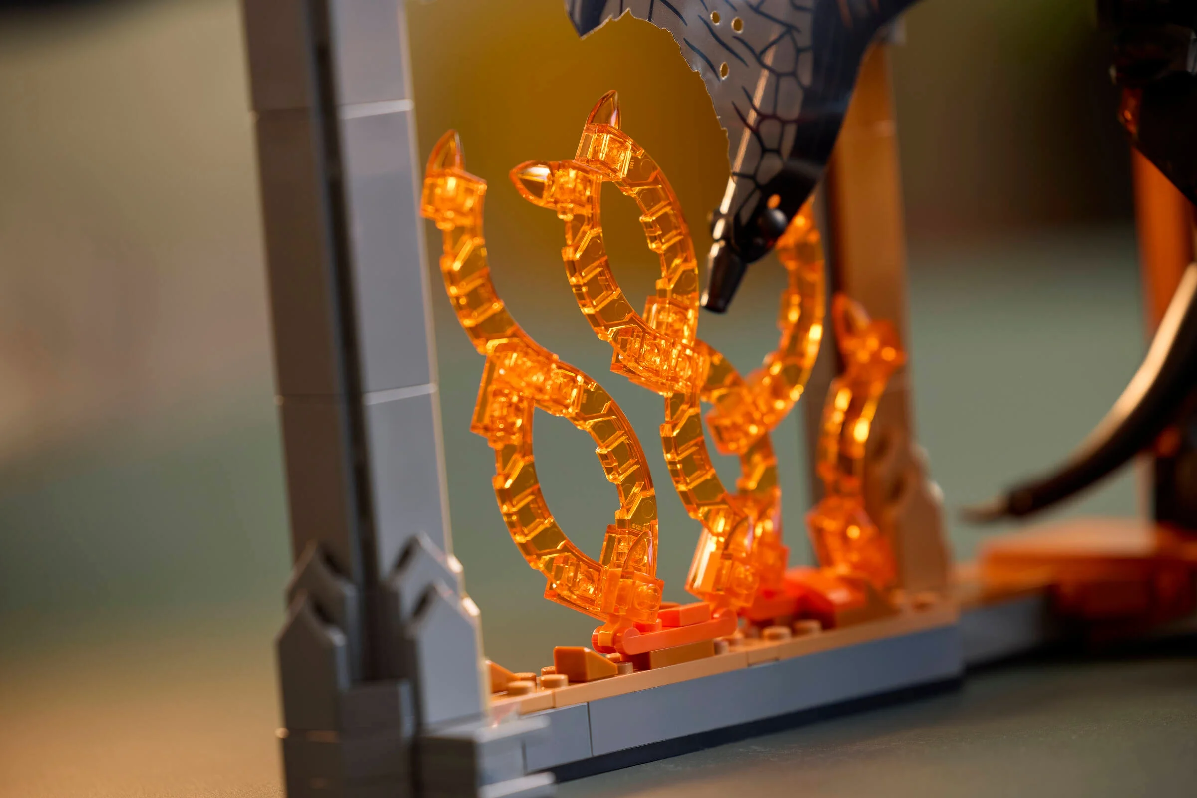 Detaliu cu flăcările Balrogului din setul LEGO Lord of the Rings, într-un cadru dramatic.