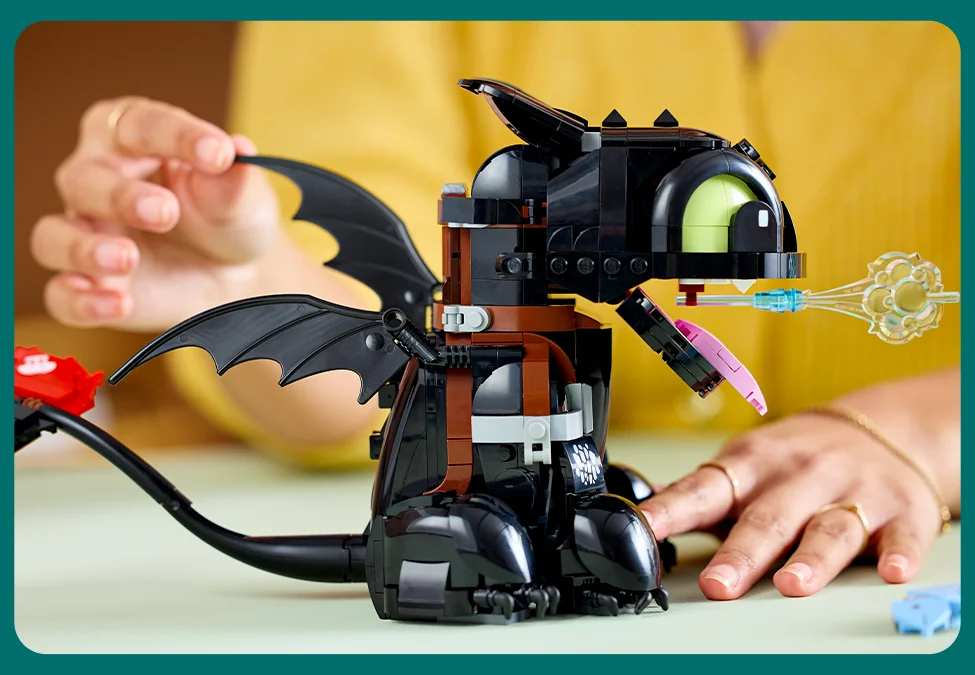 Prim-plan cu Toothless LEGO, arătând detaliile construcției și efectul special de foc.