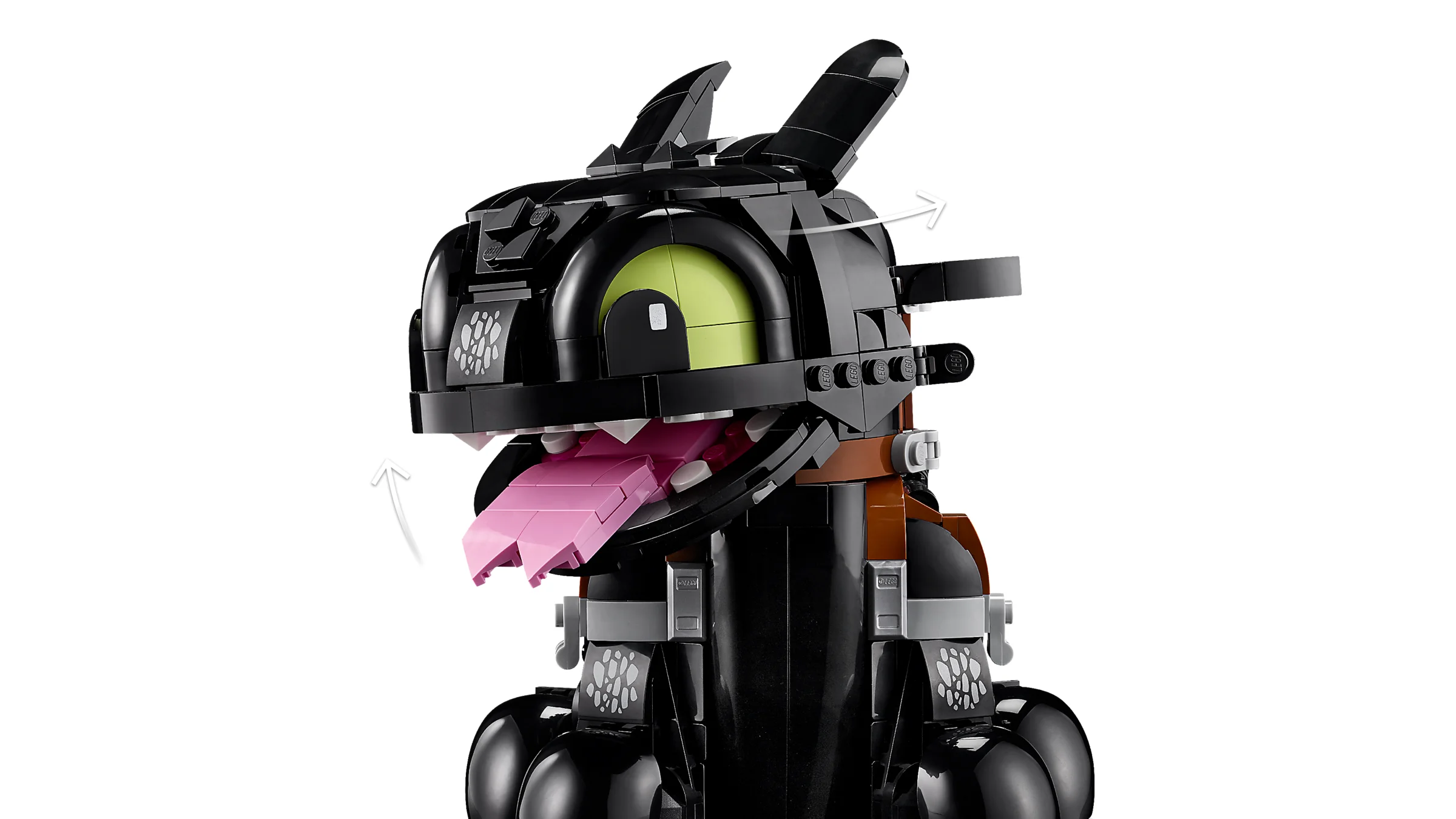 Prim-plan cu Toothless LEGO, arătând limba mobilă și urechile ajustabile.