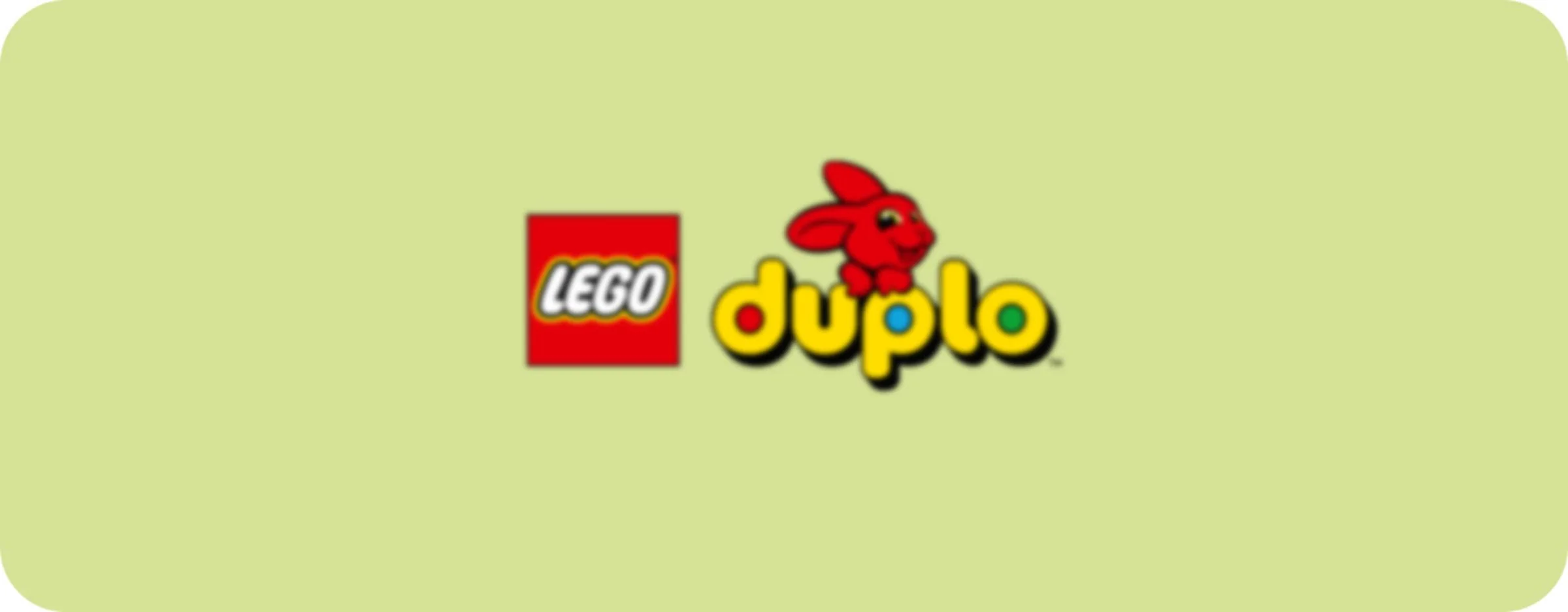 Siglele LEGO și Duplo, lângă un iepure roșu, pe un fundal verde pal.