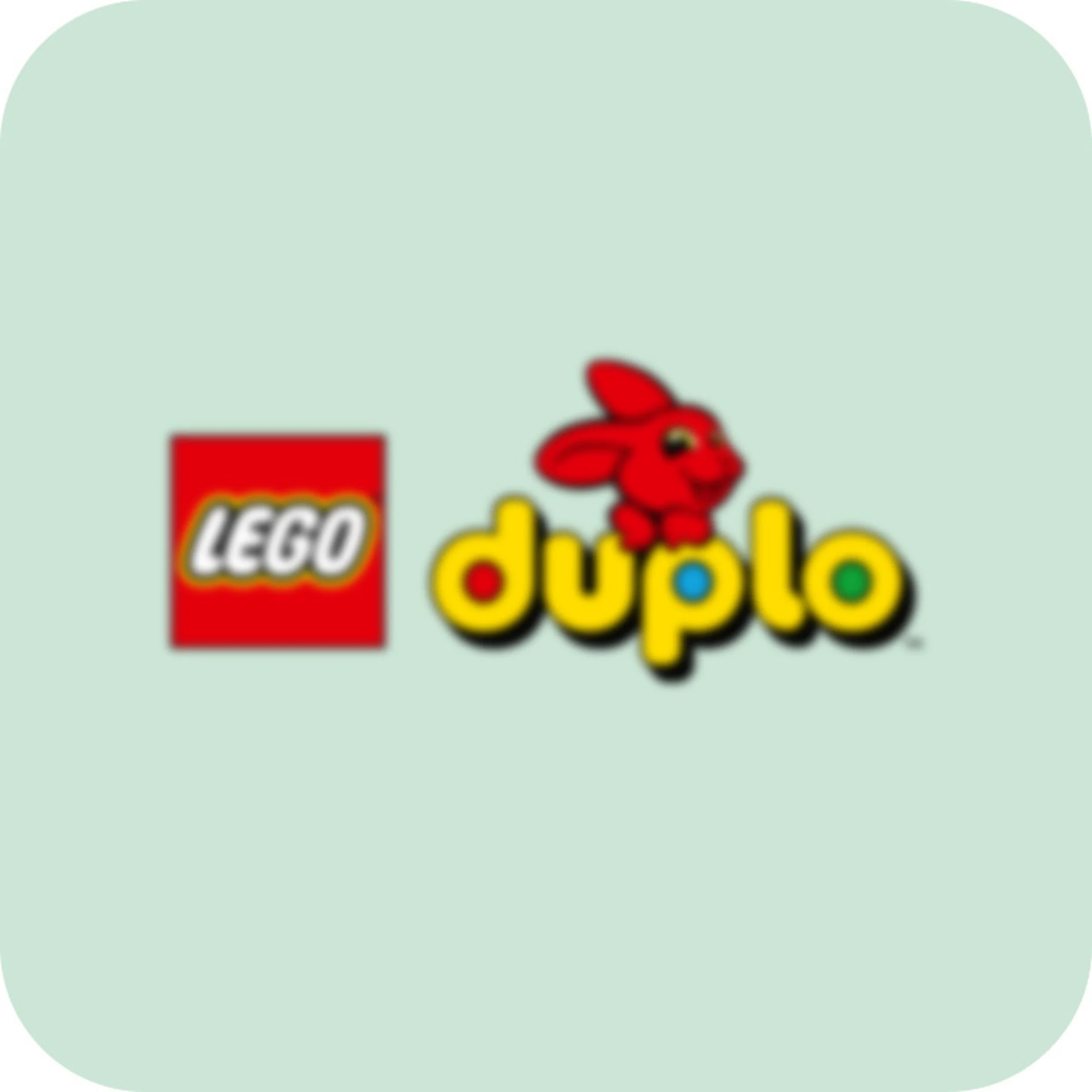 Logo-ul LEGO Duplo pe fundal verde deschis. Logo-ul este ușor încețoșat.