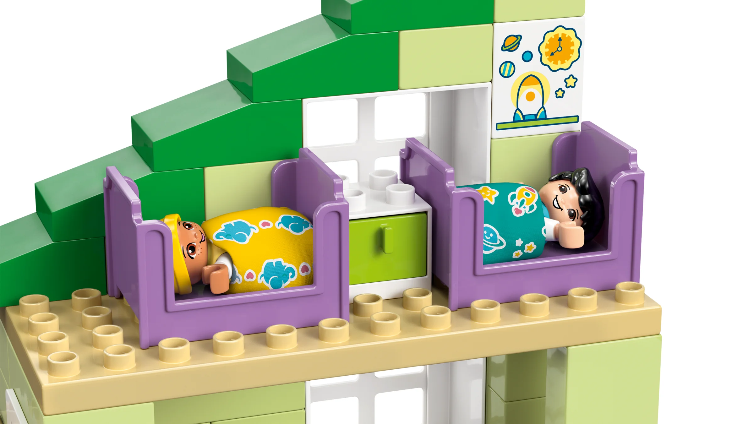 Prim-plan cu dormitorul casei Duplo, cu figurinele dormind în paturi violete.