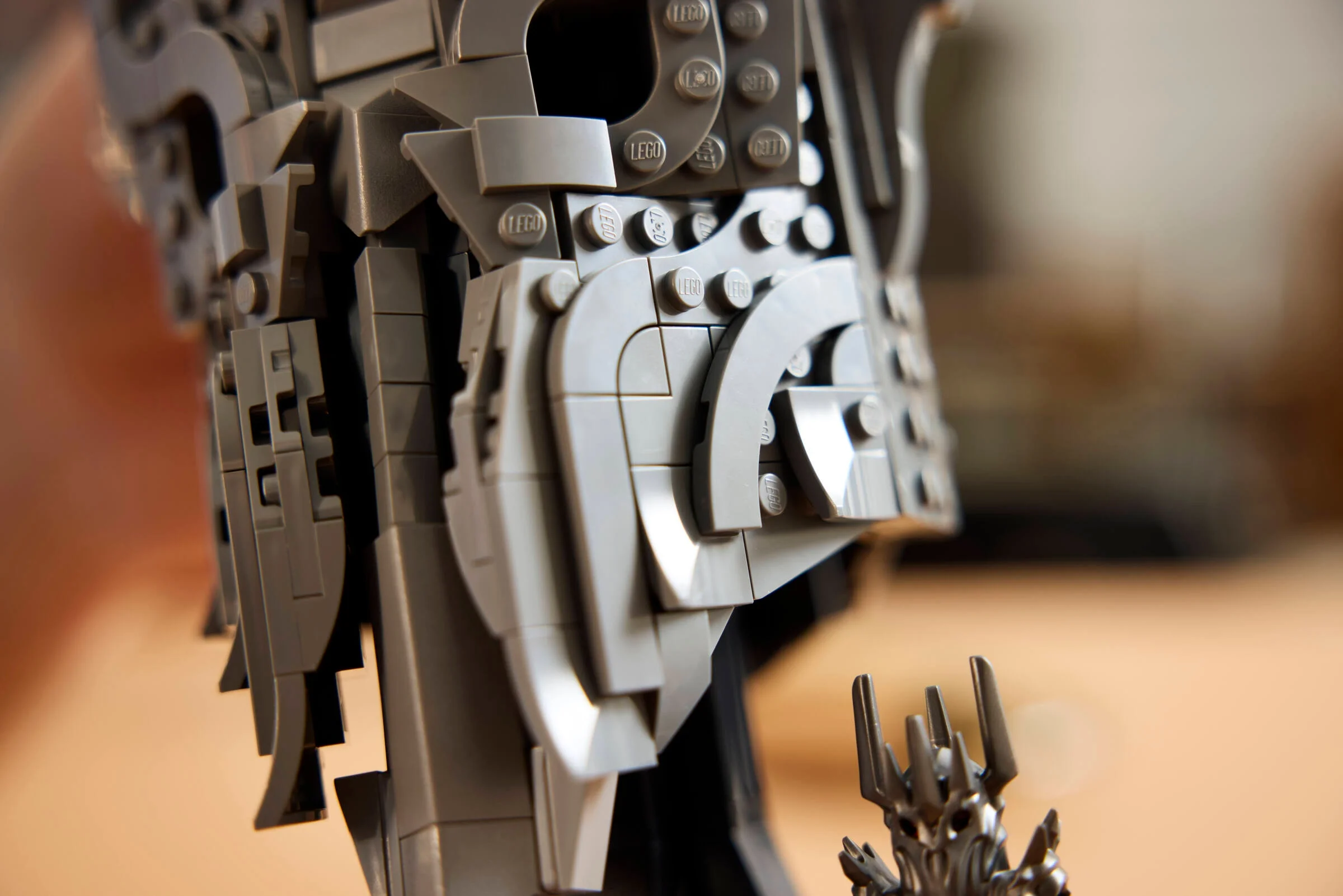 Prim-plan al căștii Sauron, detaliind texturile și construcția LEGO. Include o minifigurină Sauron.