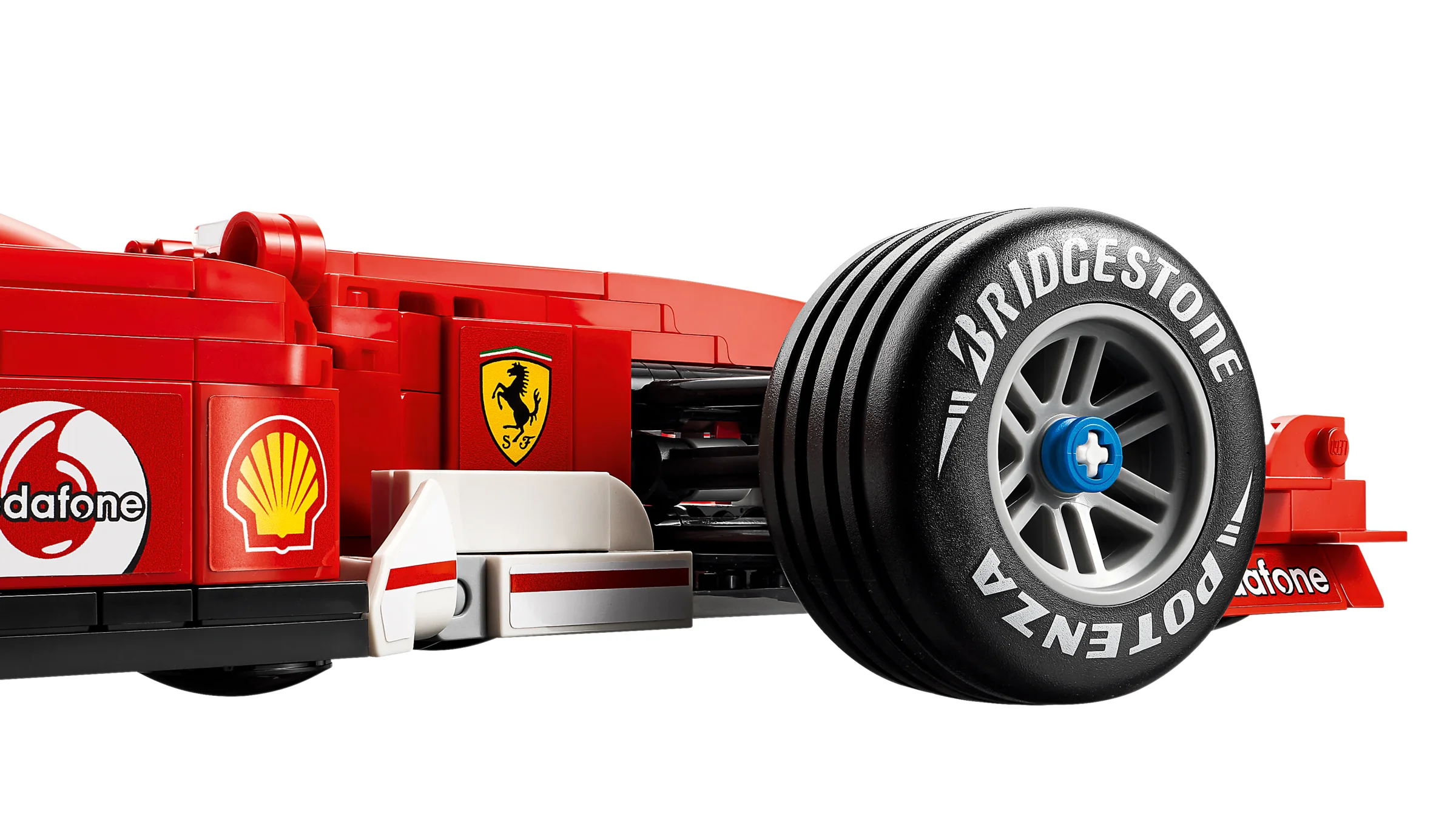 Detalii ale monopostului Ferrari F2004: roată, logo-uri, caroserie roșie. Model complex.