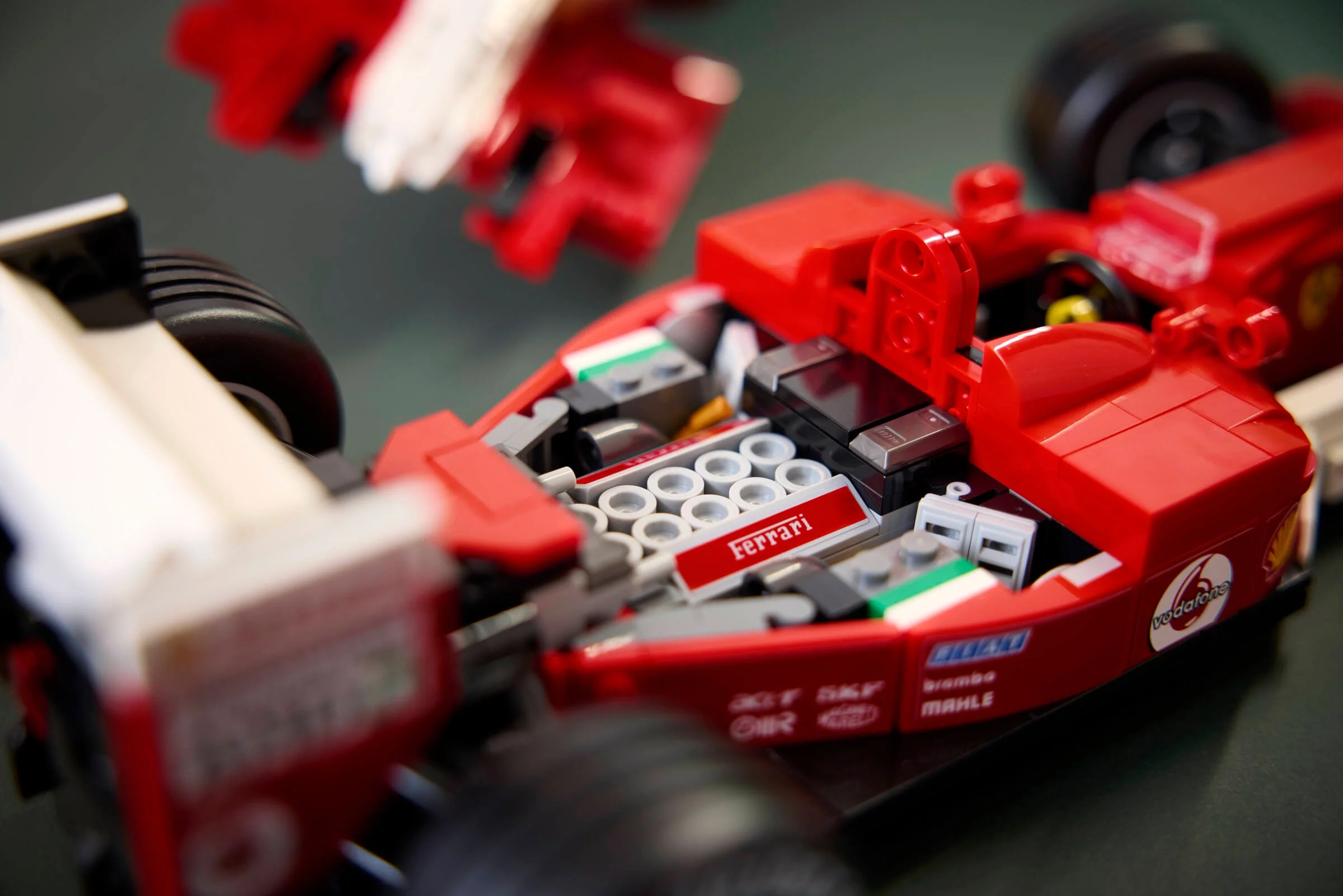 Prim plan al mașinii Ferrari F2004 LEGO, detaliind interiorul și siglele sponsorilor.