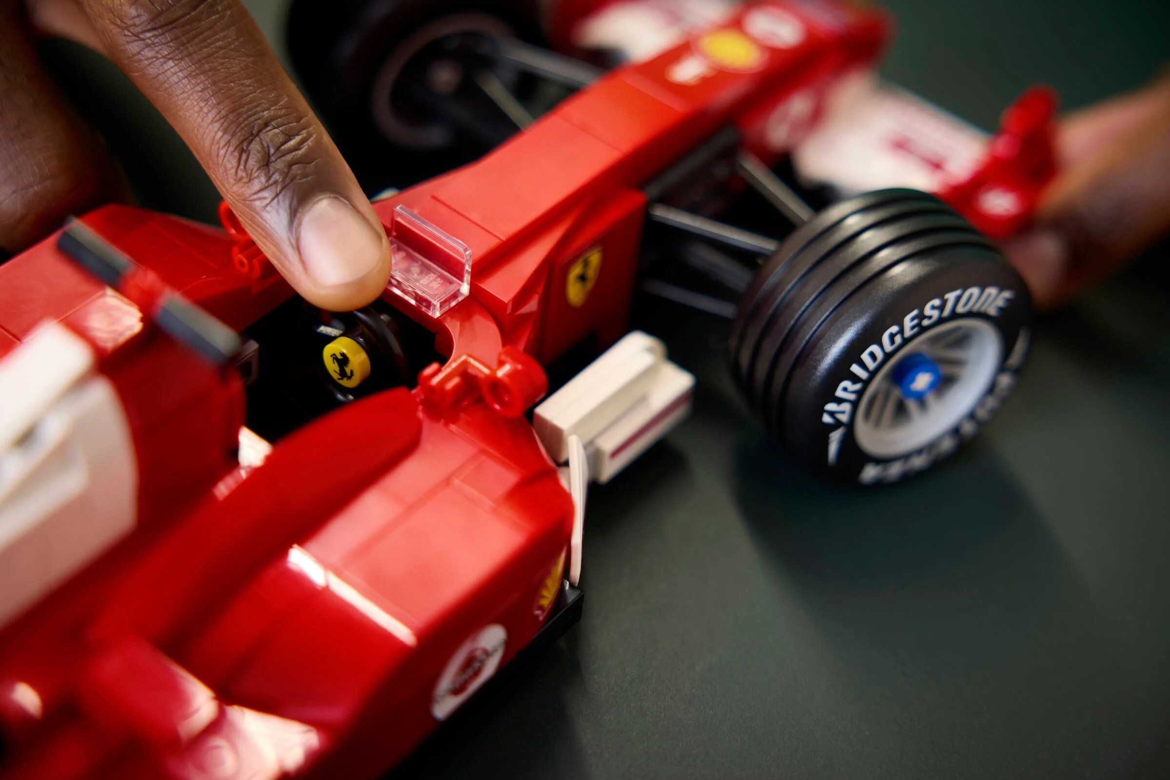 Prim-plan al modelului Ferrari F2004. Se observă detaliile fine ale mașinii.