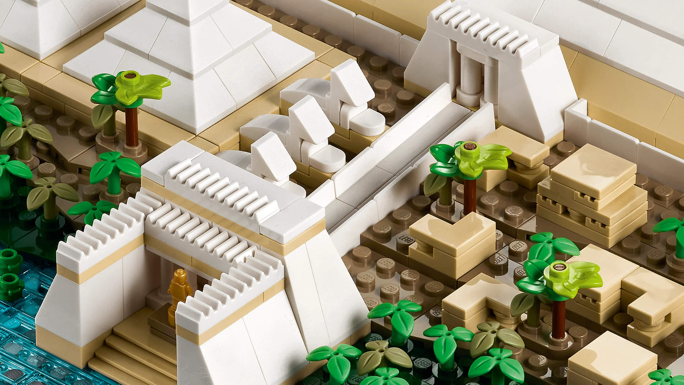 Detaliu al piramidei din Giza, cu elemente arhitecturale și vegetație. Model detaliat LEGO.