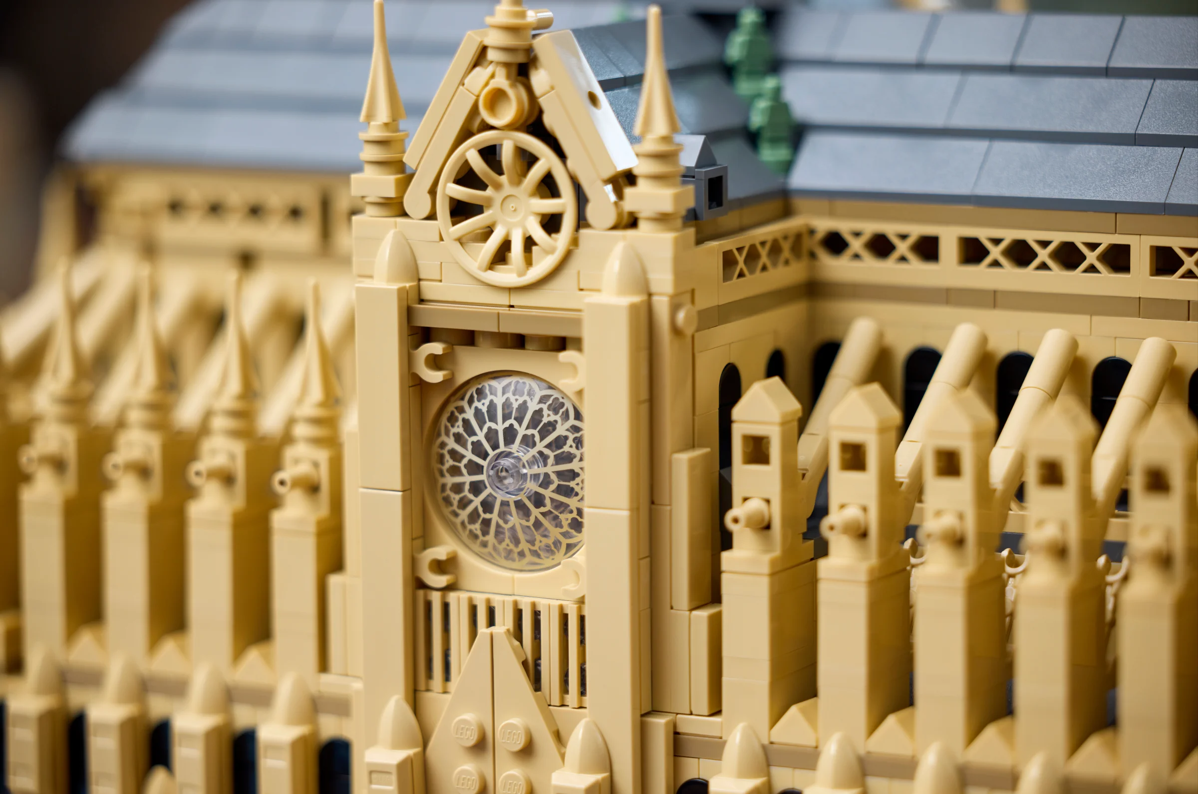 Detaliu arhitectural al Notre-Dame de Paris LEGO, cu rozasă și ornamente complexe.