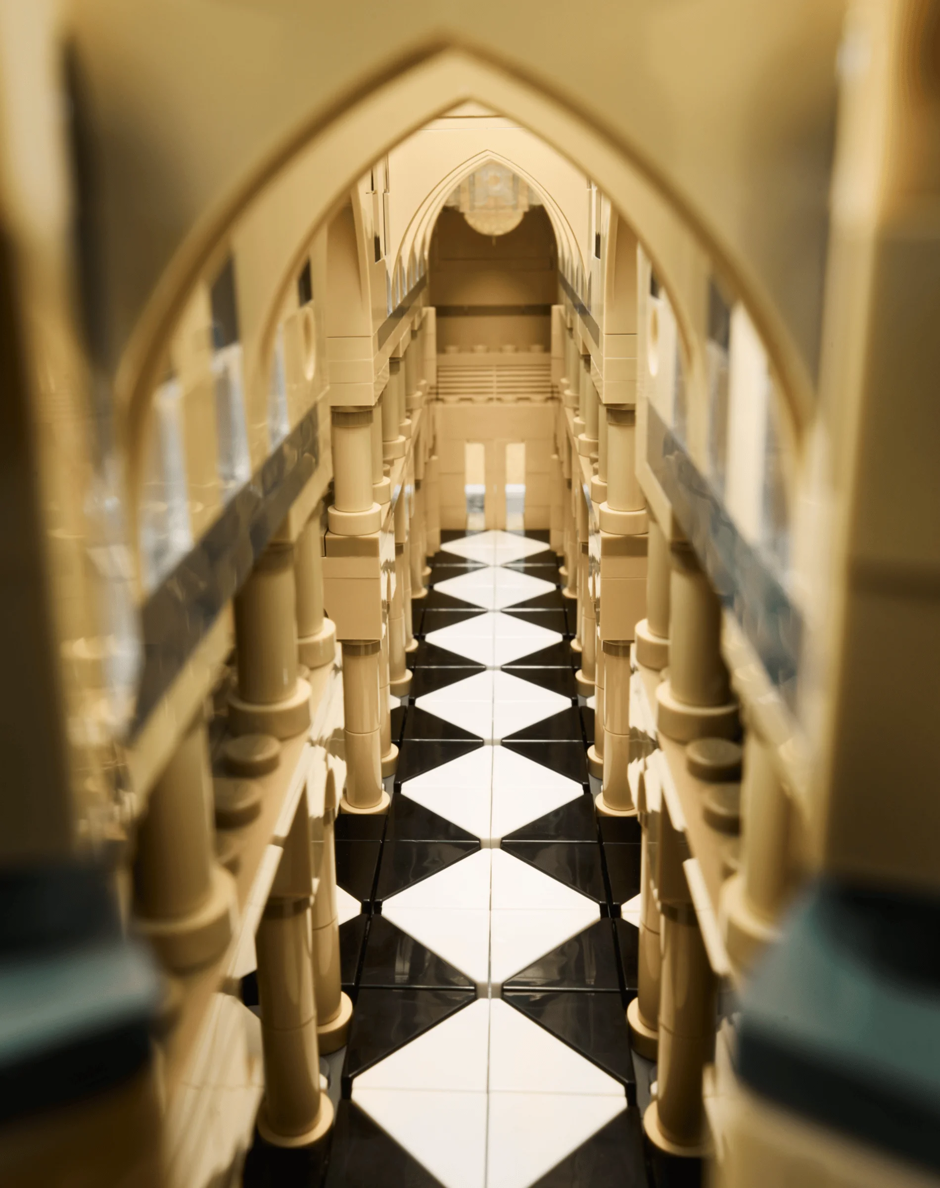 Interiorul catedralei Notre-Dame de Paris din piese LEGO. Podea cu model geometric.