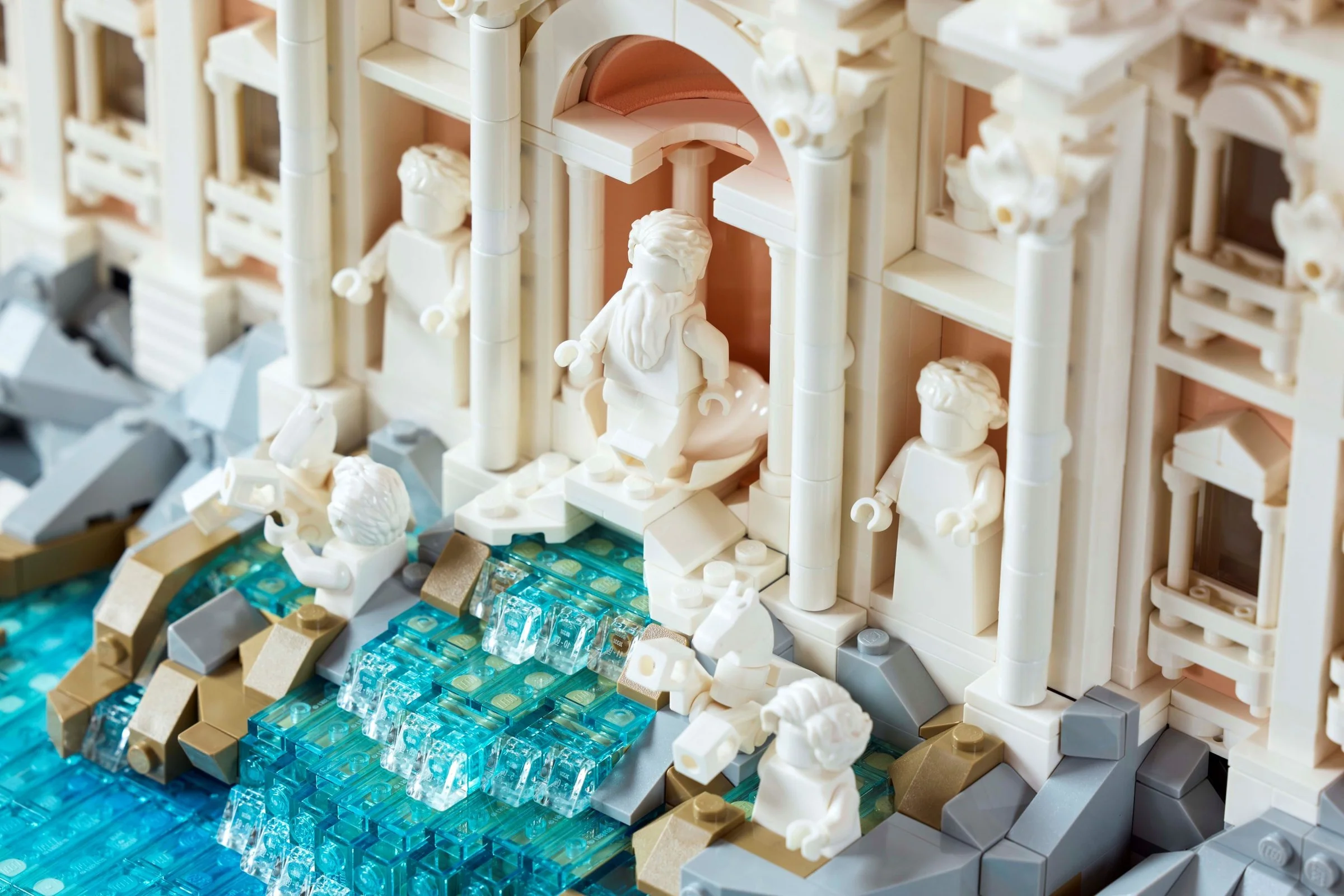 Detaliu al fântânii Trevi LEGO, cu statui albe și apa turcoaz. O replică arhitecturală impresionantă.