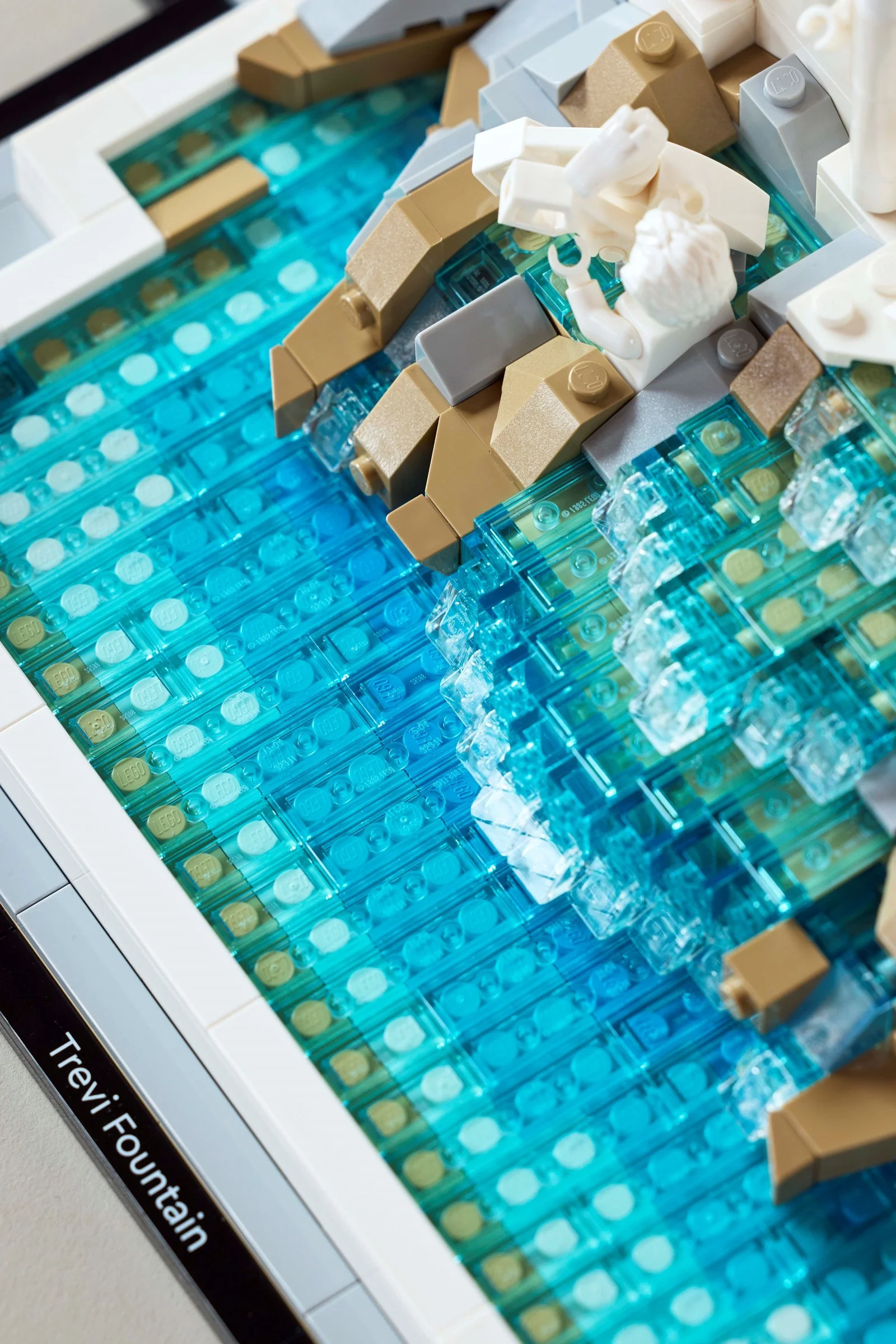 Prim plan detaliat al fântânii Trevi LEGO, accent pe detalii arhitecturale și efectul apei.