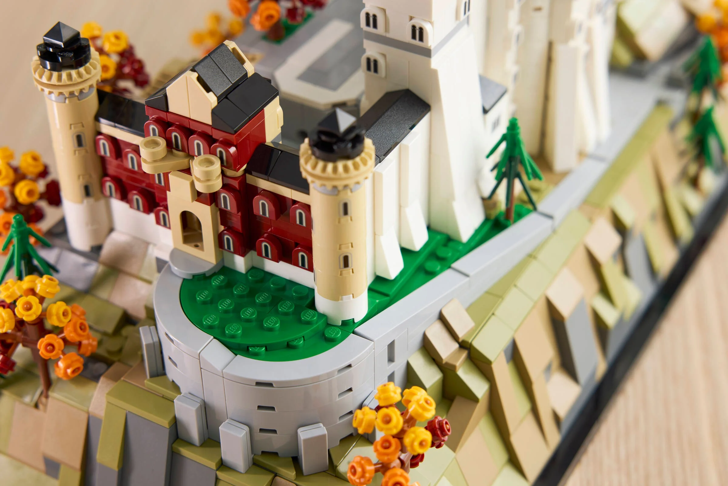 Imagine detaliată a castelului Neuschwanstein LEGO, cu atenție la turnuri și detaliile construcției.