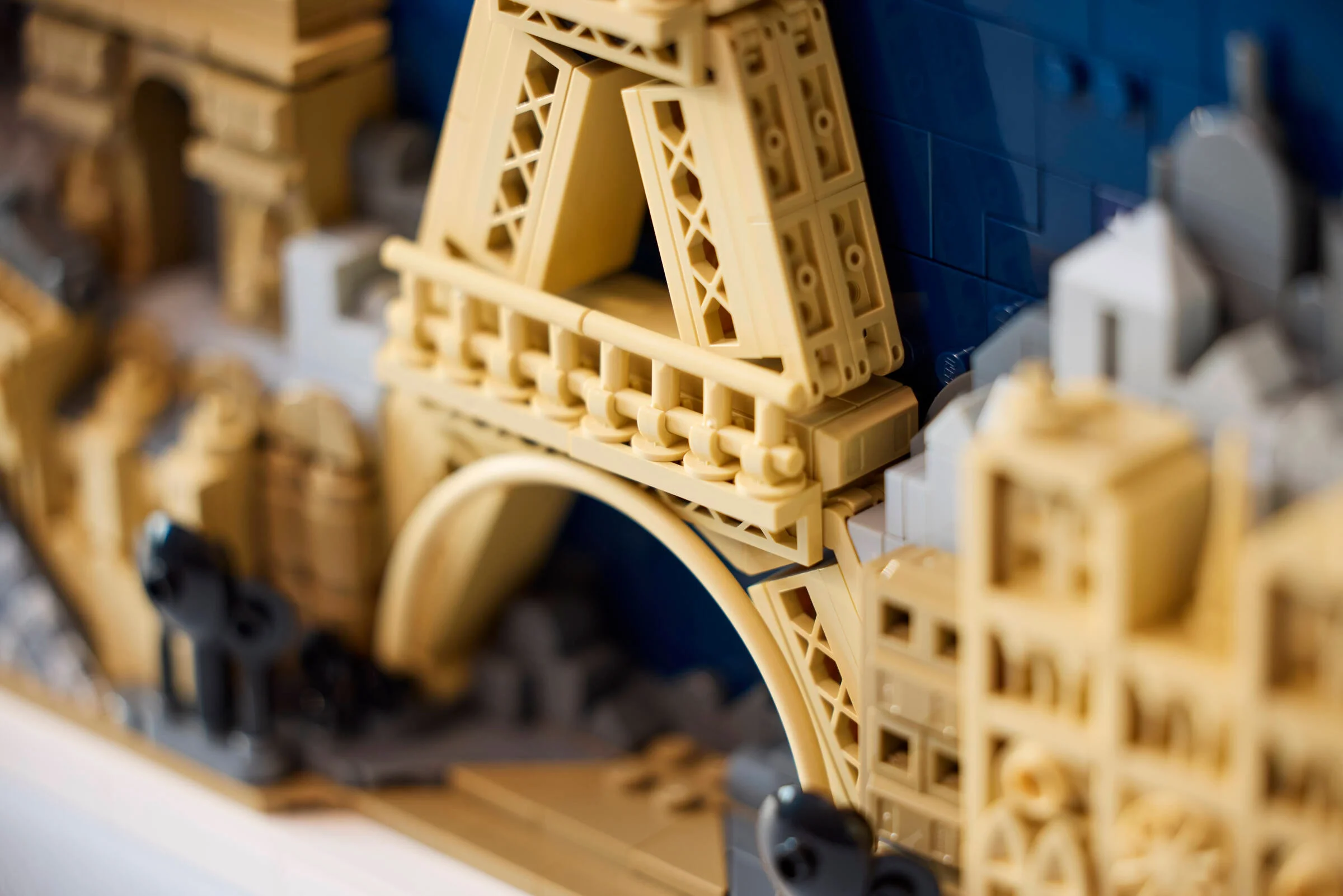 Detaliu al podului și Turnului Eiffel din setul LEGO Paris. Arhitectură detaliată.