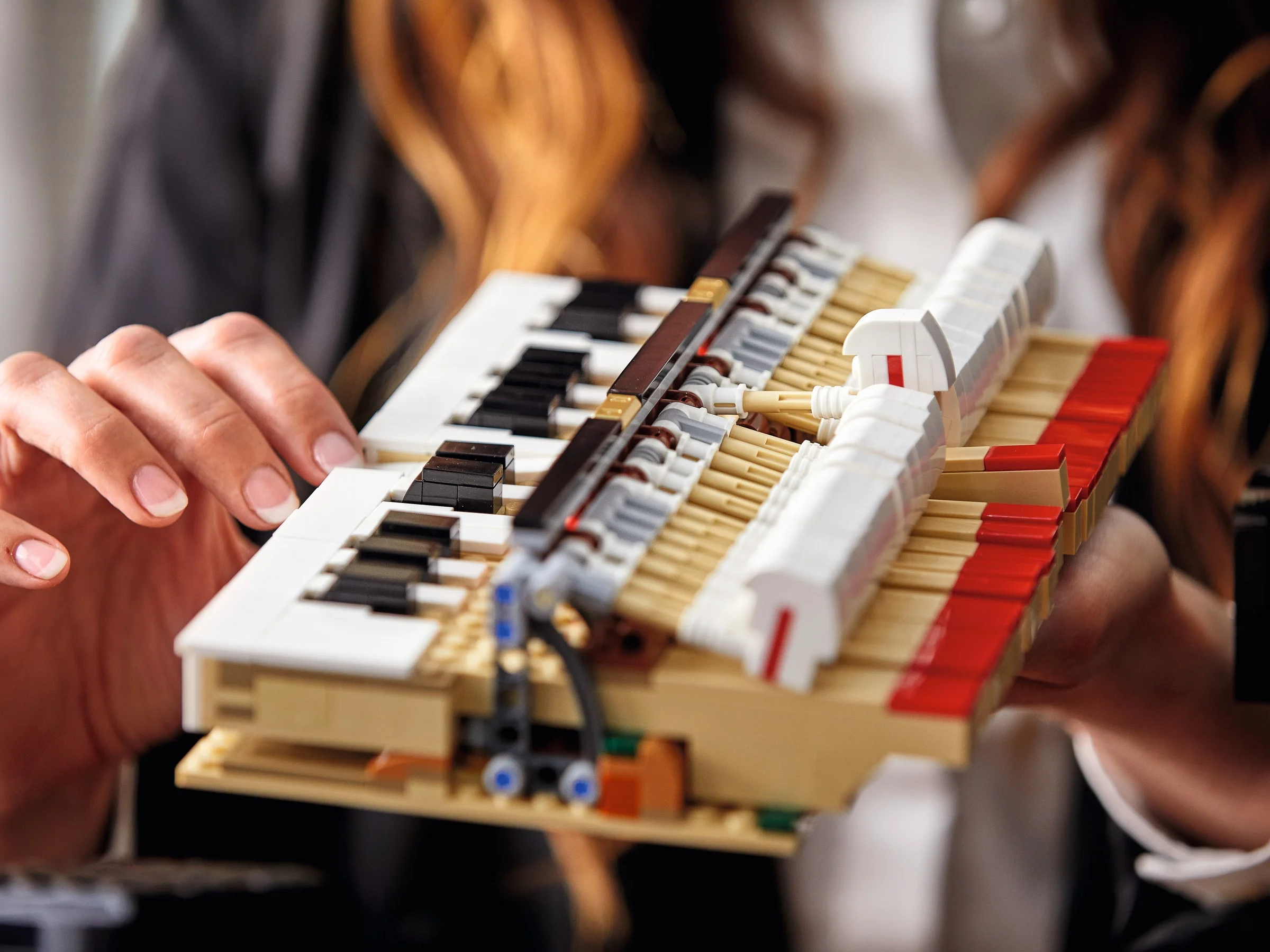 Prim-plan cu detaliile mecanismului intern al pianului LEGO Grand Piano.