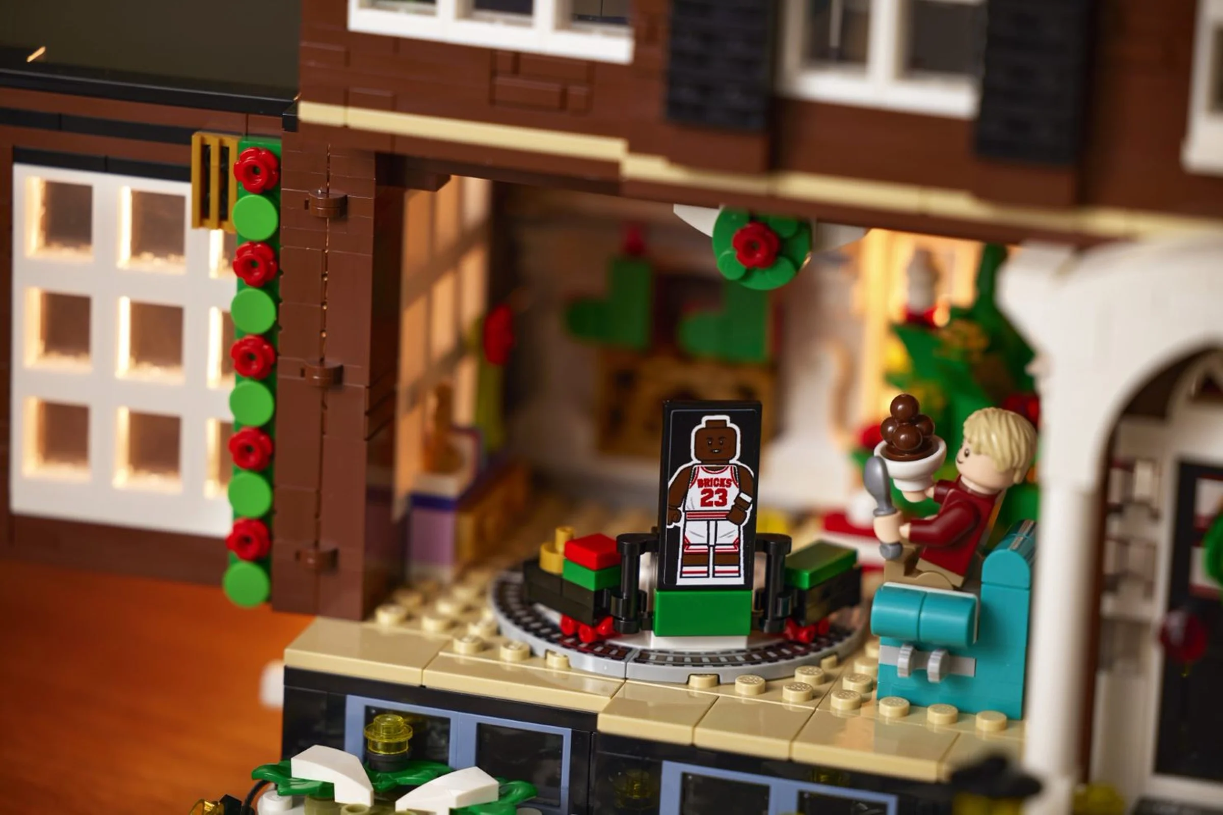 Interiorul casei Home Alone LEGO, cu Kevin și detaliile specifice scenelor din film.