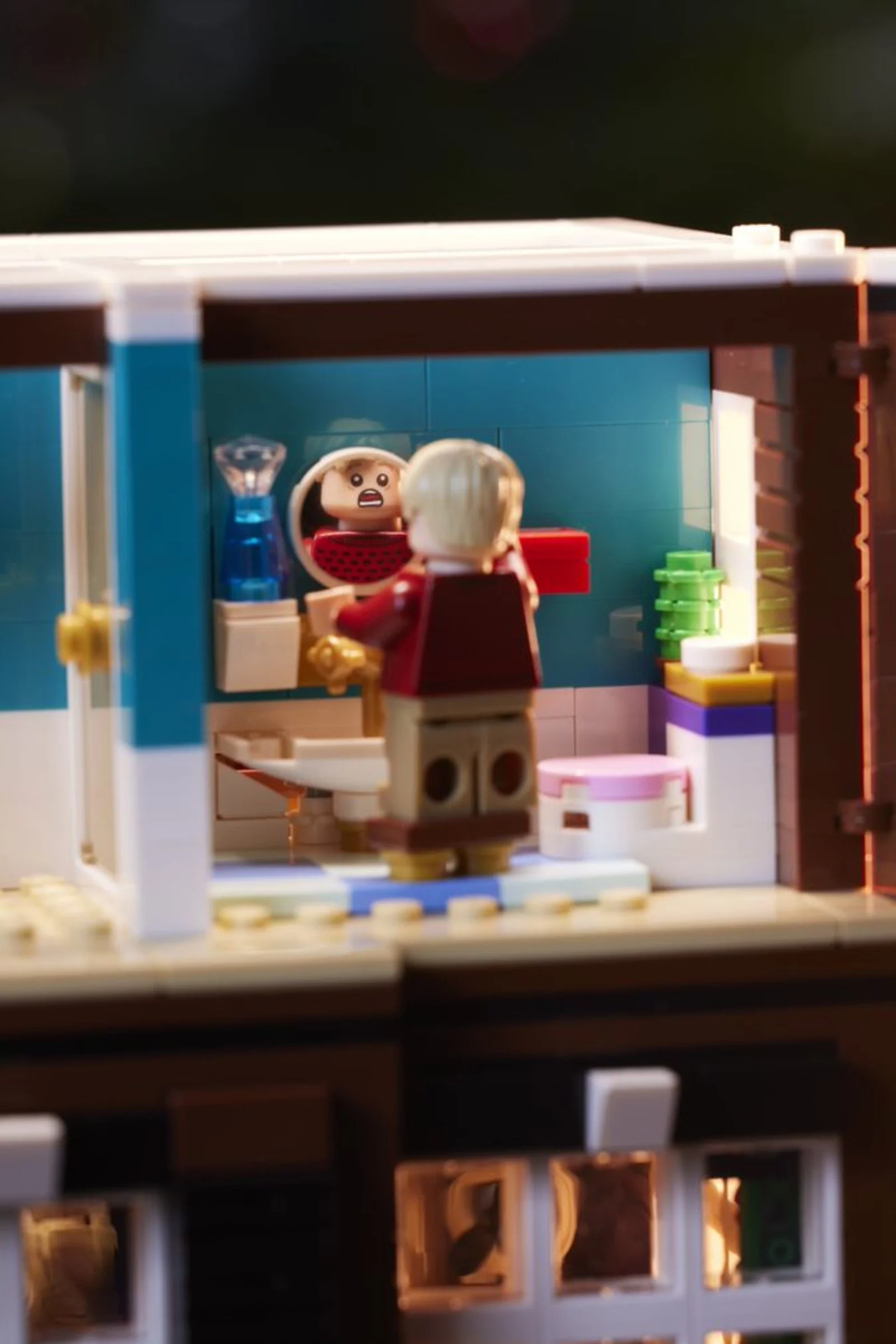 Kevin își aplică loțiunea după bărbierit în baie. Detaliu LEGO amuzant.
