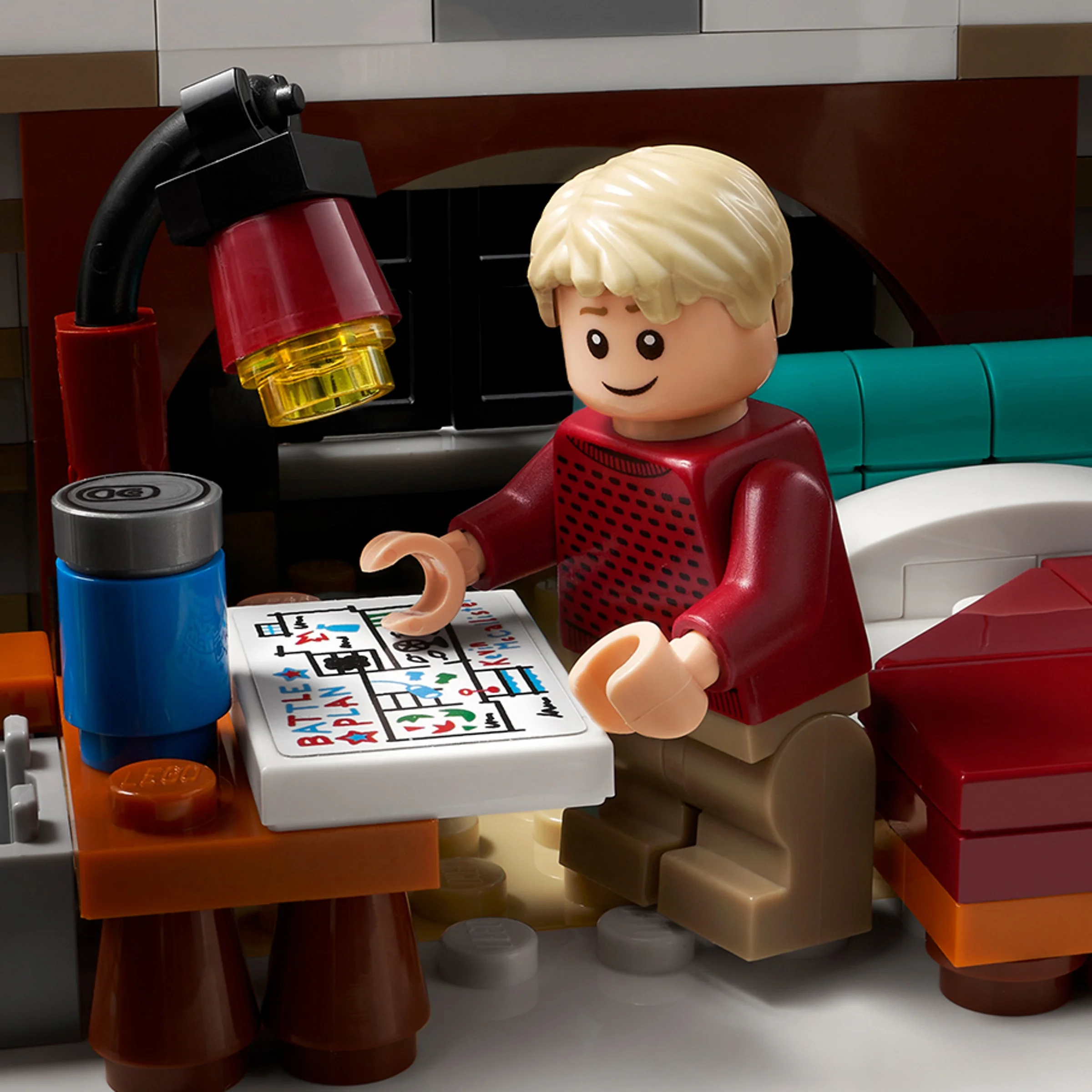 Kevin McCallister LEGO plănuiește capcanele din casă. Detaliu captivant din setul Home Alone.