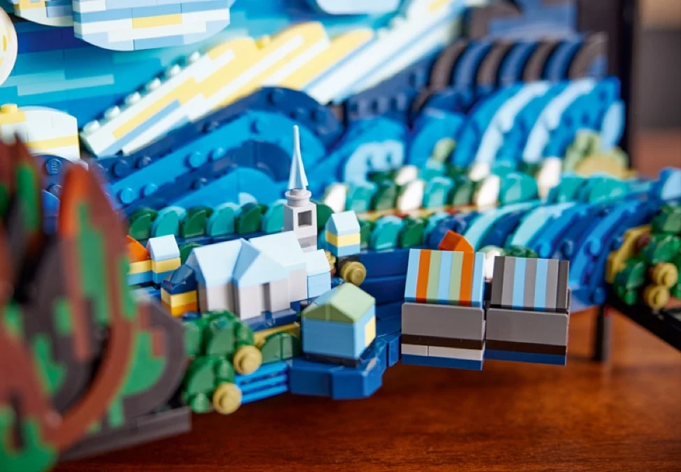 O vedere detaliată a satului din „Noaptea Înstelată”, construit din piese LEGO.