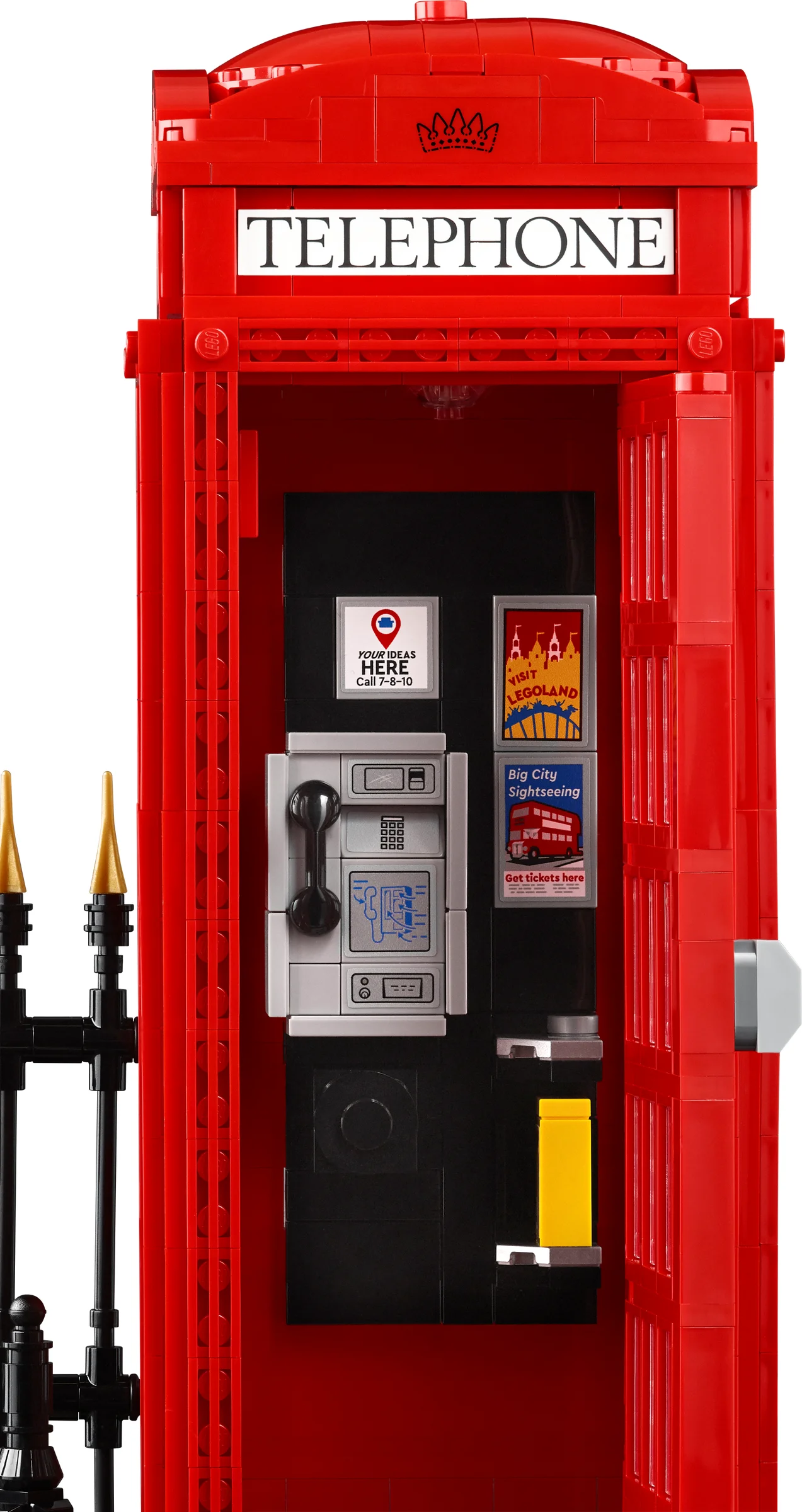 Interiorul detaliat al cabinei telefonice roșii LEGO, cu afișe și telefon. Model complex și autentic.