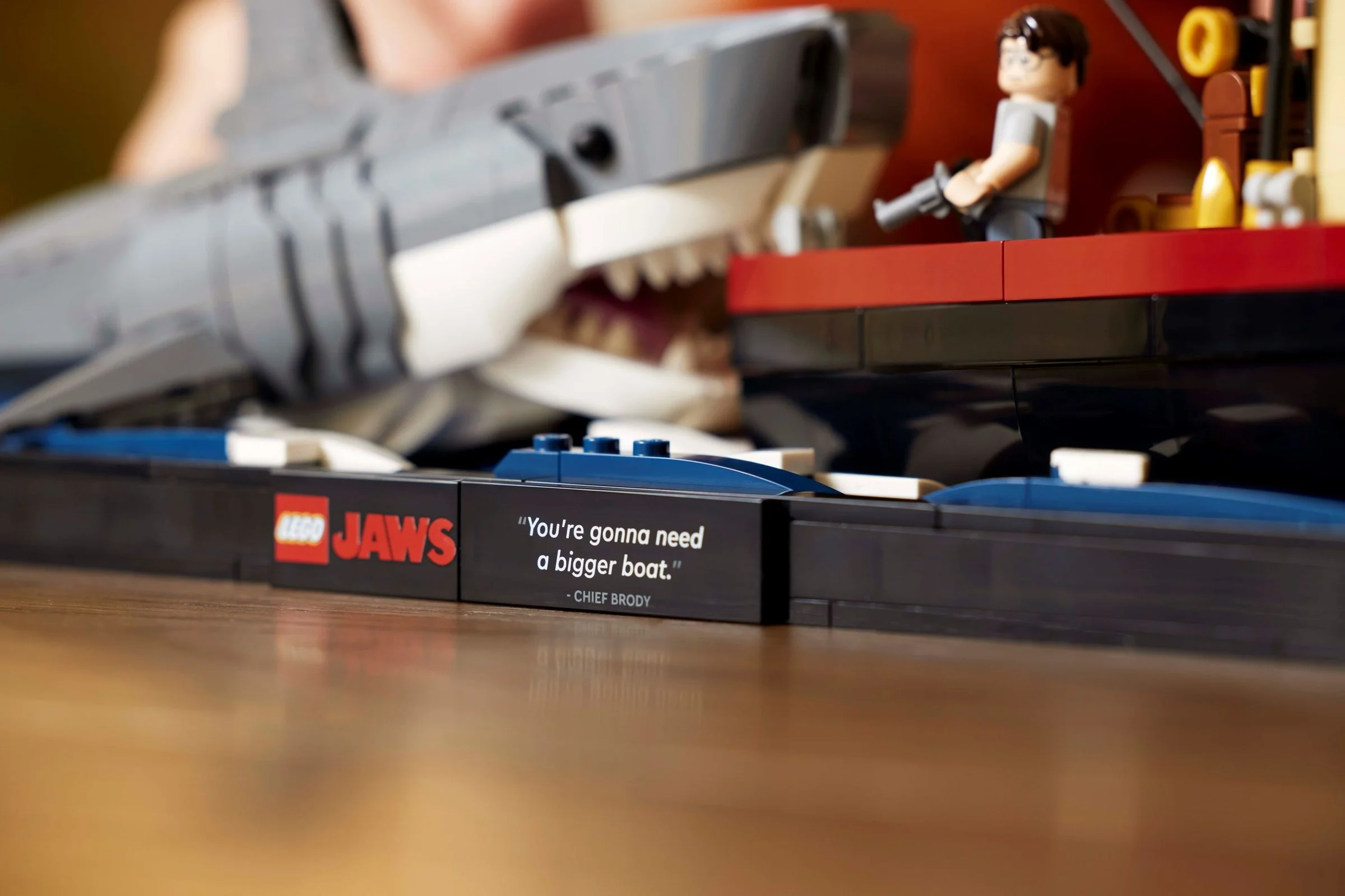 Prim-plan cu setul LEGO Jaws, cu citatul iconic „You're gonna need a bigger boat”.