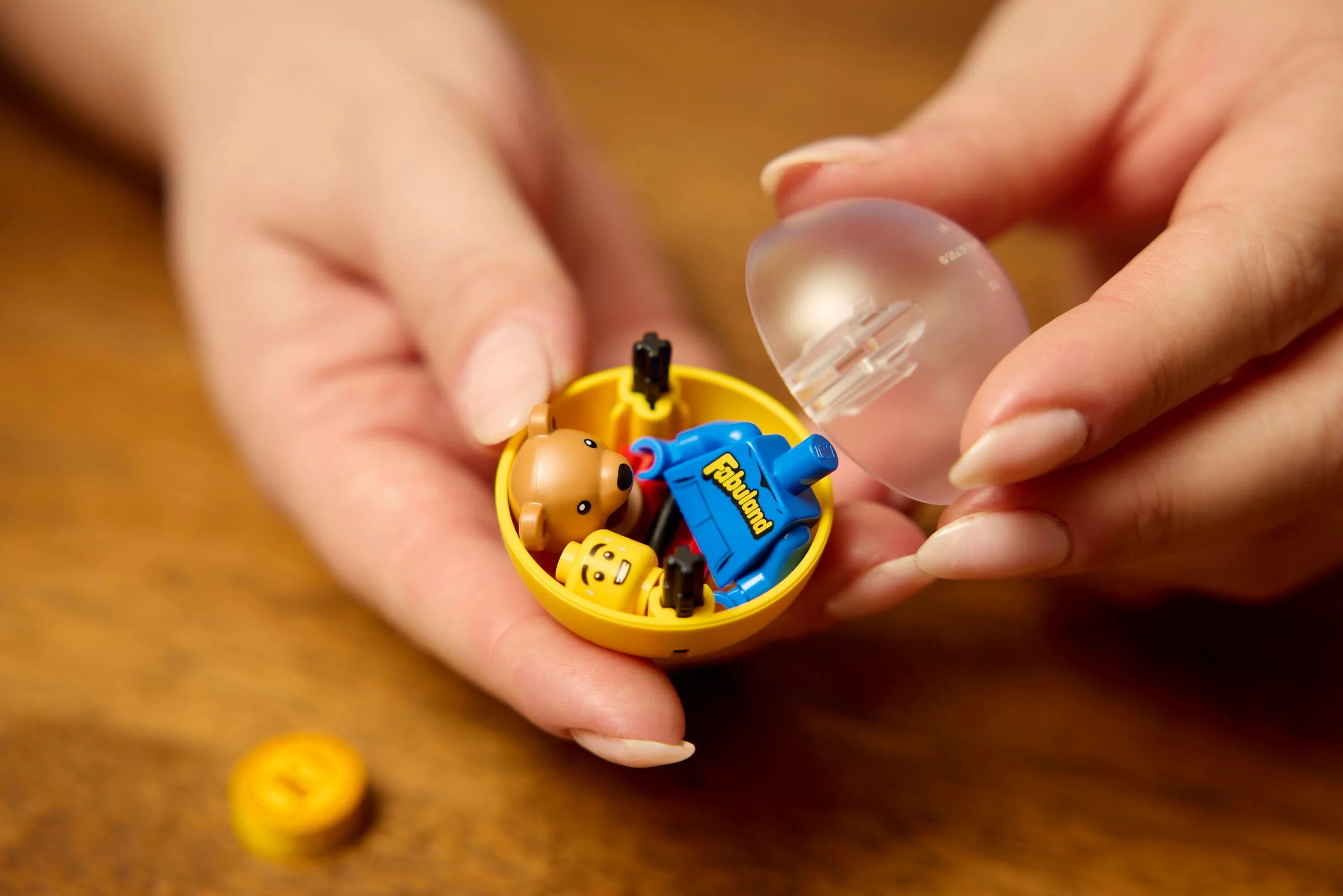 Capsulă cu surprize LEGO, cu minifigurine și accesorii. Detaliu al automatului de minifigurine.