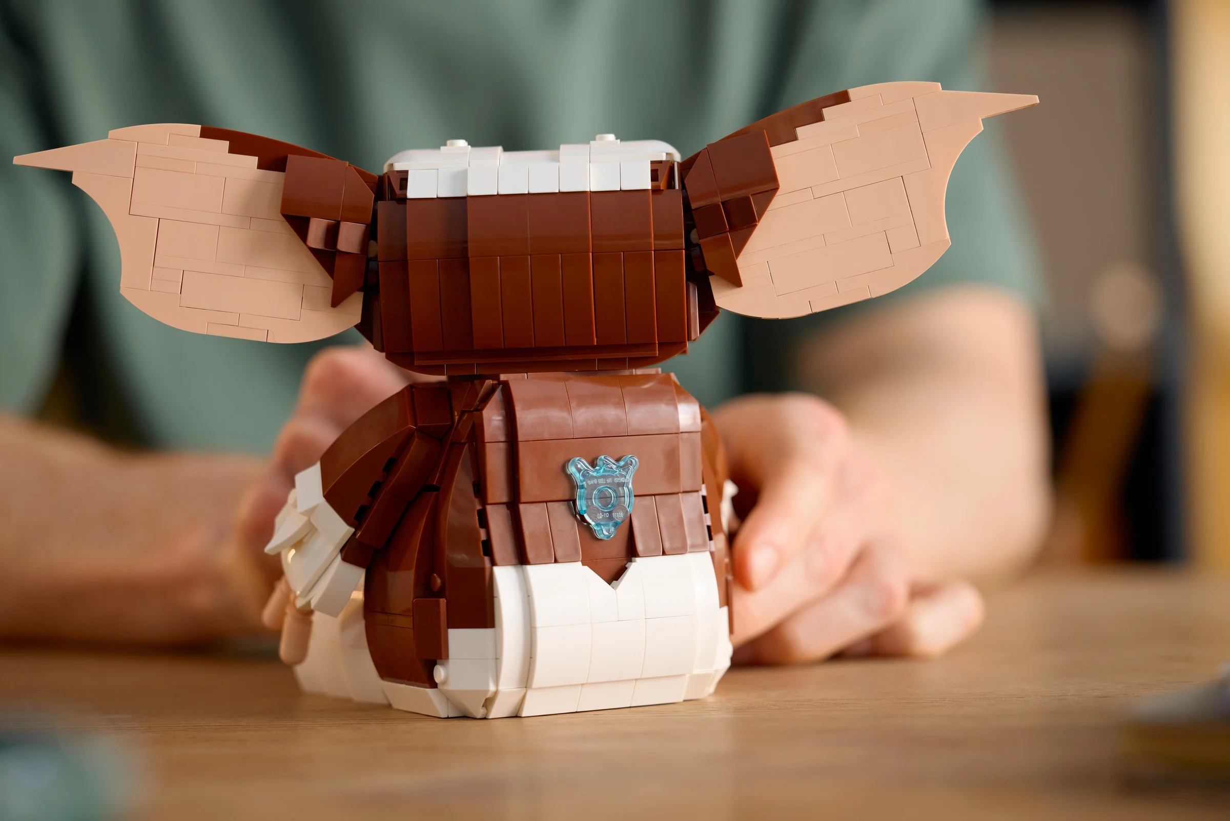 Spatele lui Gizmo LEGO, cu urechile mari și detaliul 