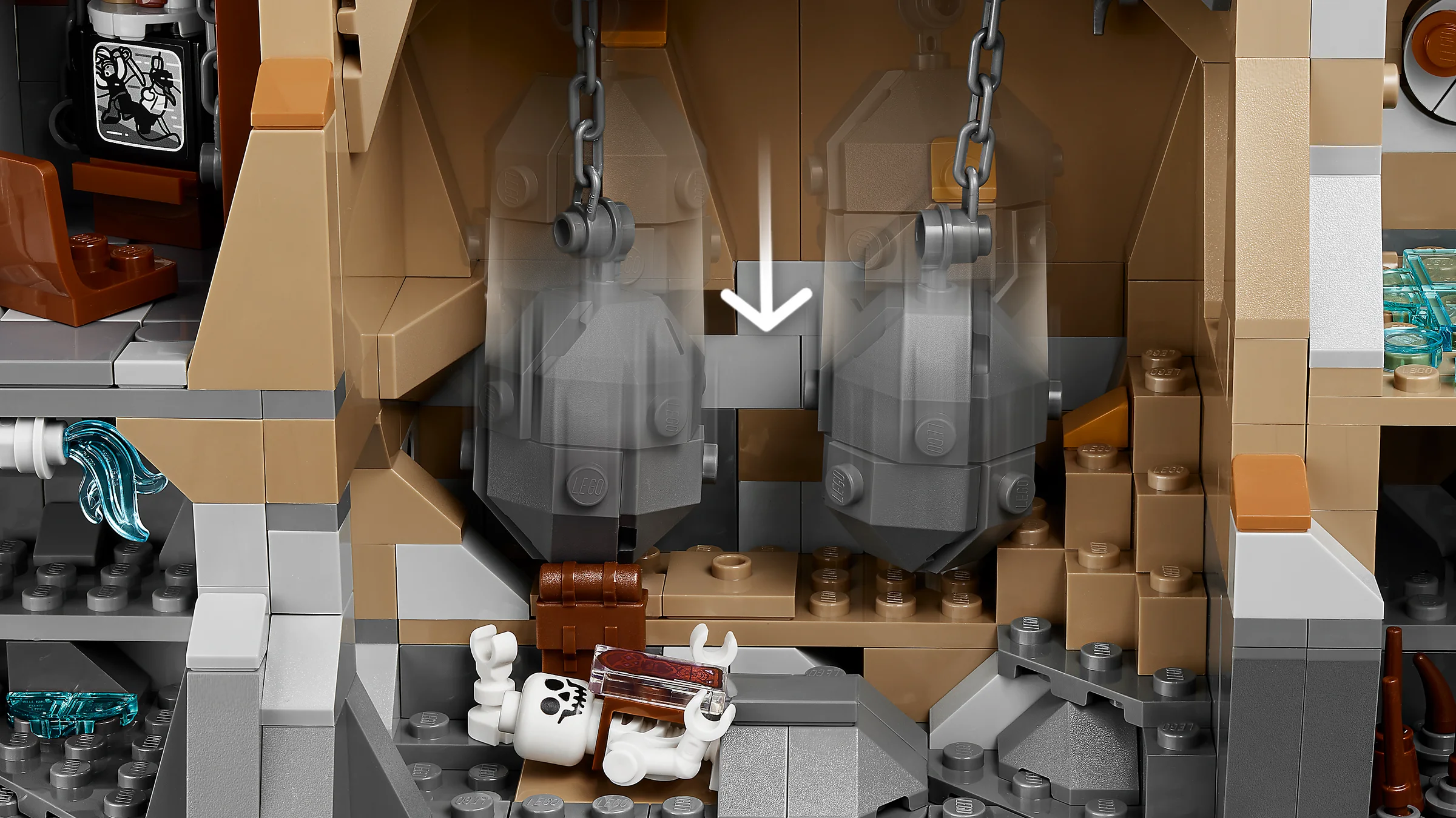 Detaliu cu capcanele din stâncă și scheletul din setul Lego Goonies.