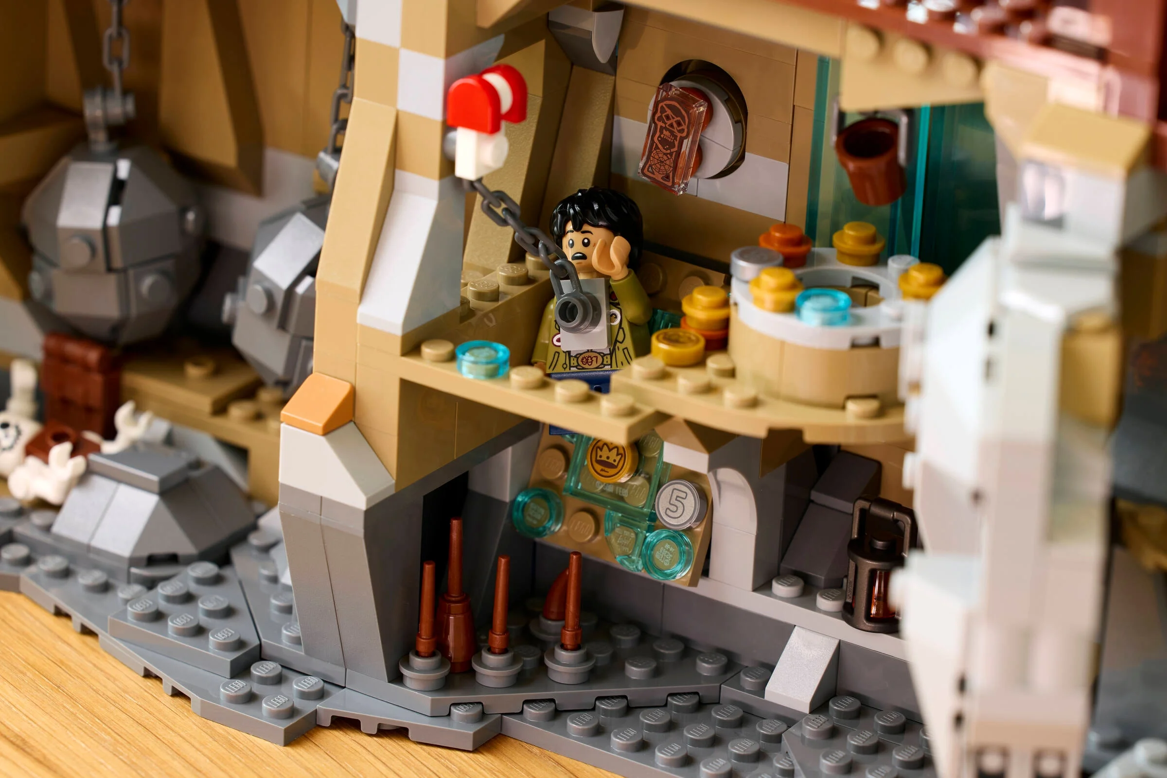 Detaliu al setului LEGO The Goonies, cu minifigurina lui Mikey prinsă de lanț.