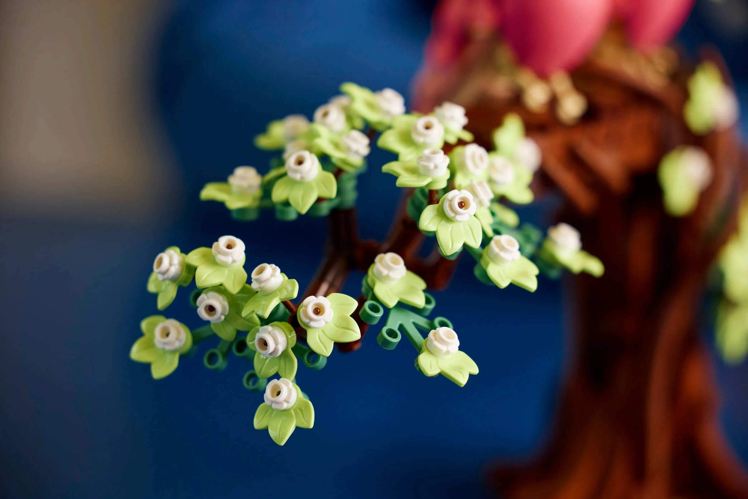 Detaliu al florilor LEGO de pe arborele din setul Love Birds. Aspect primăvară.