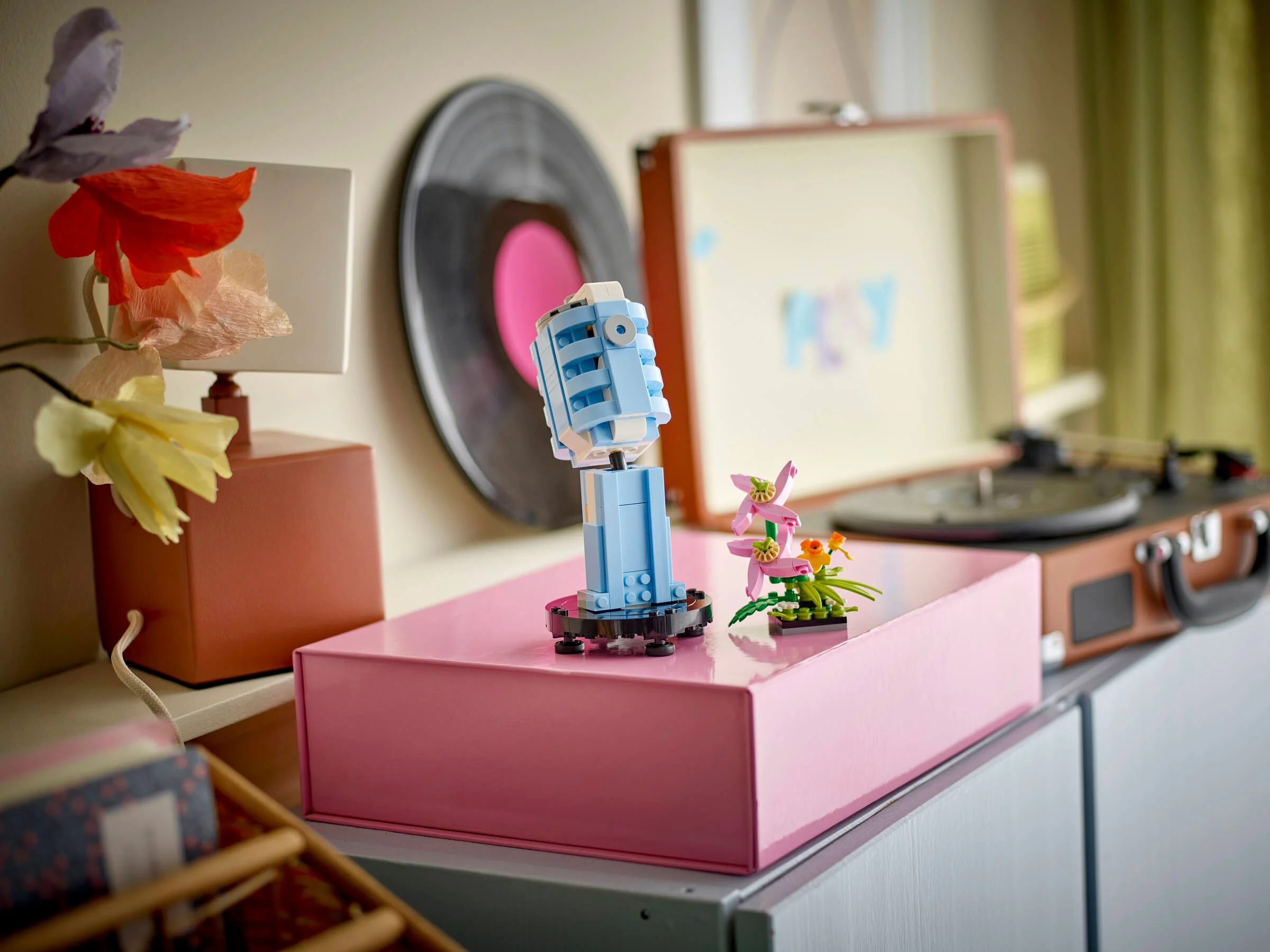 Prim-plan cu microfonul, florile LEGO și platoul de vinil, parte din setul 31172.