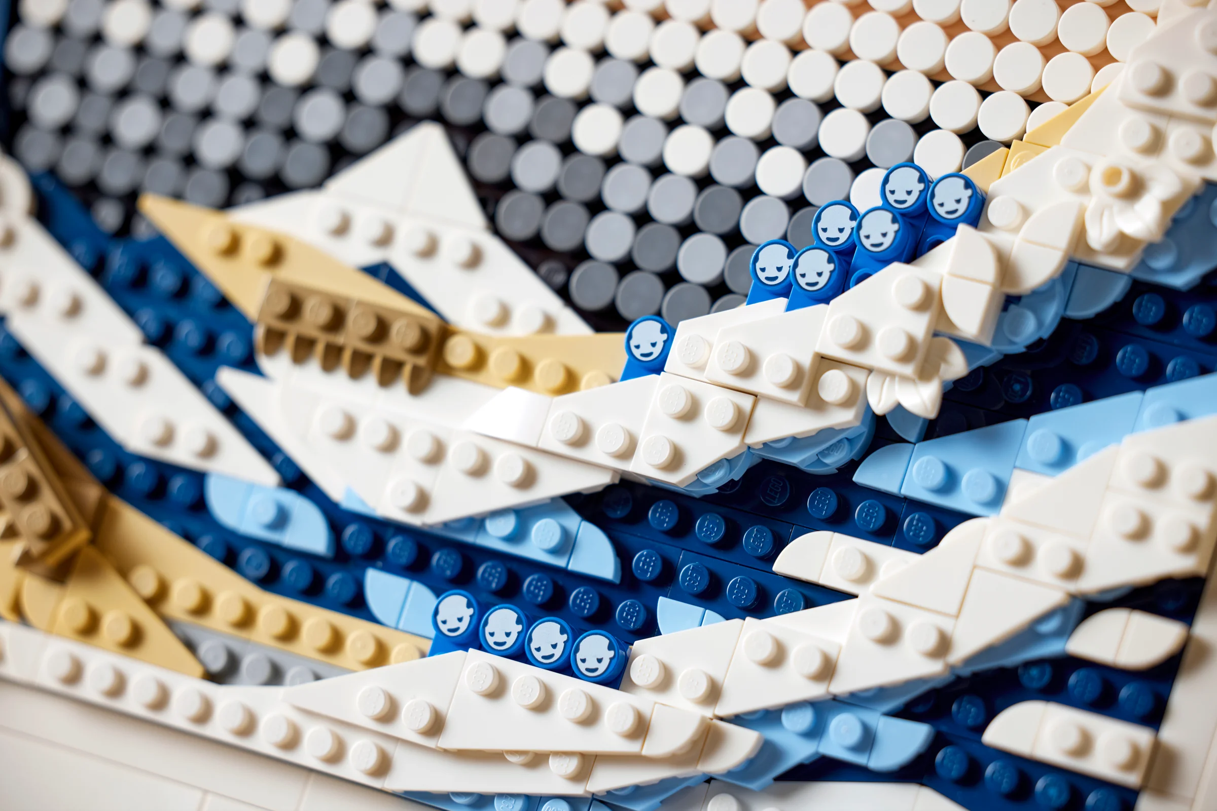 Detalii ale valurilor și figurinele mici albastre din setul LEGO Hokusai.