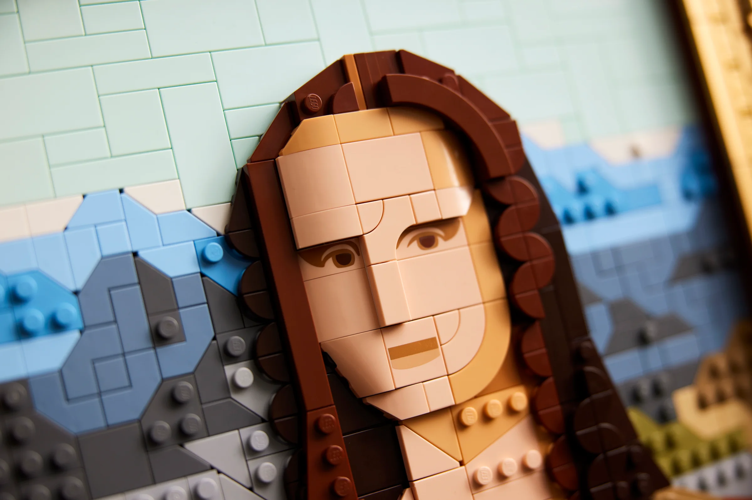 Prim-plan cu detaliile portretului Mona Lisa, realizat din piese LEGO. O operă de artă.