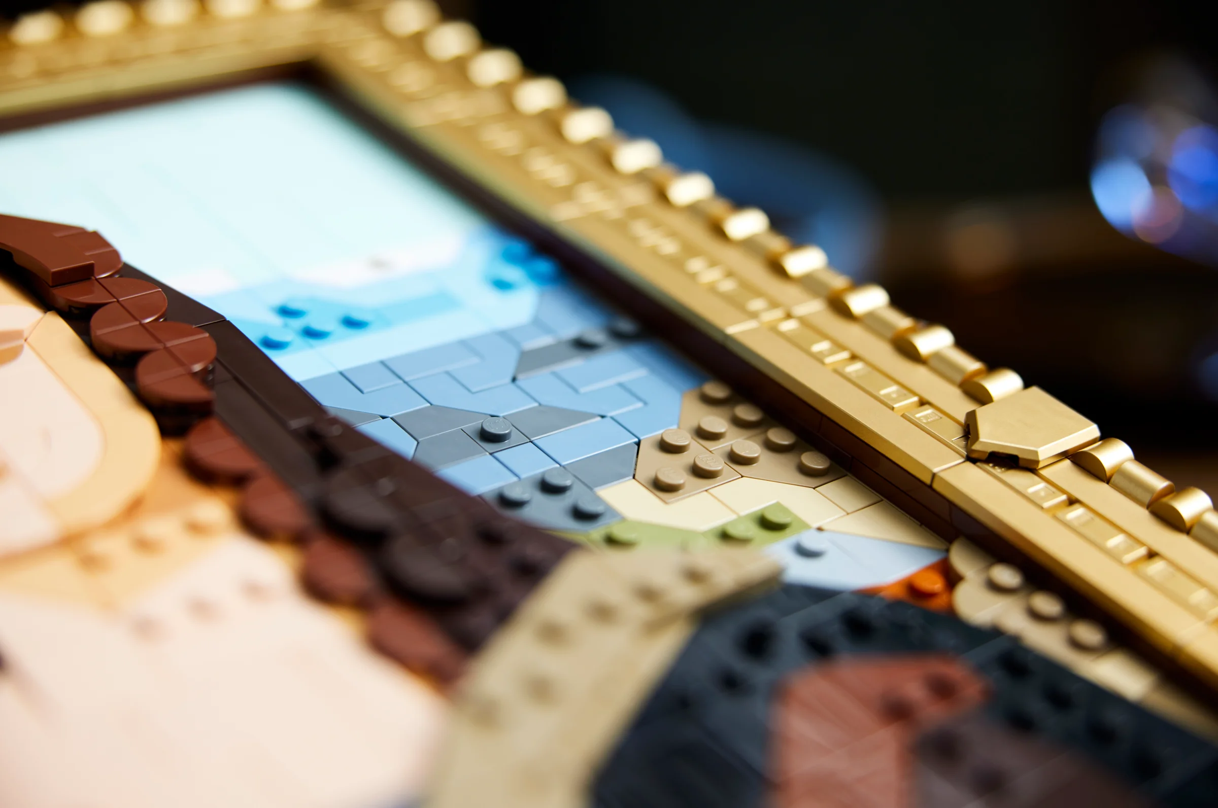 Detaliu al ramei aurii LEGO și al chipului Mona Lisei, realizate din piese mici colorate.