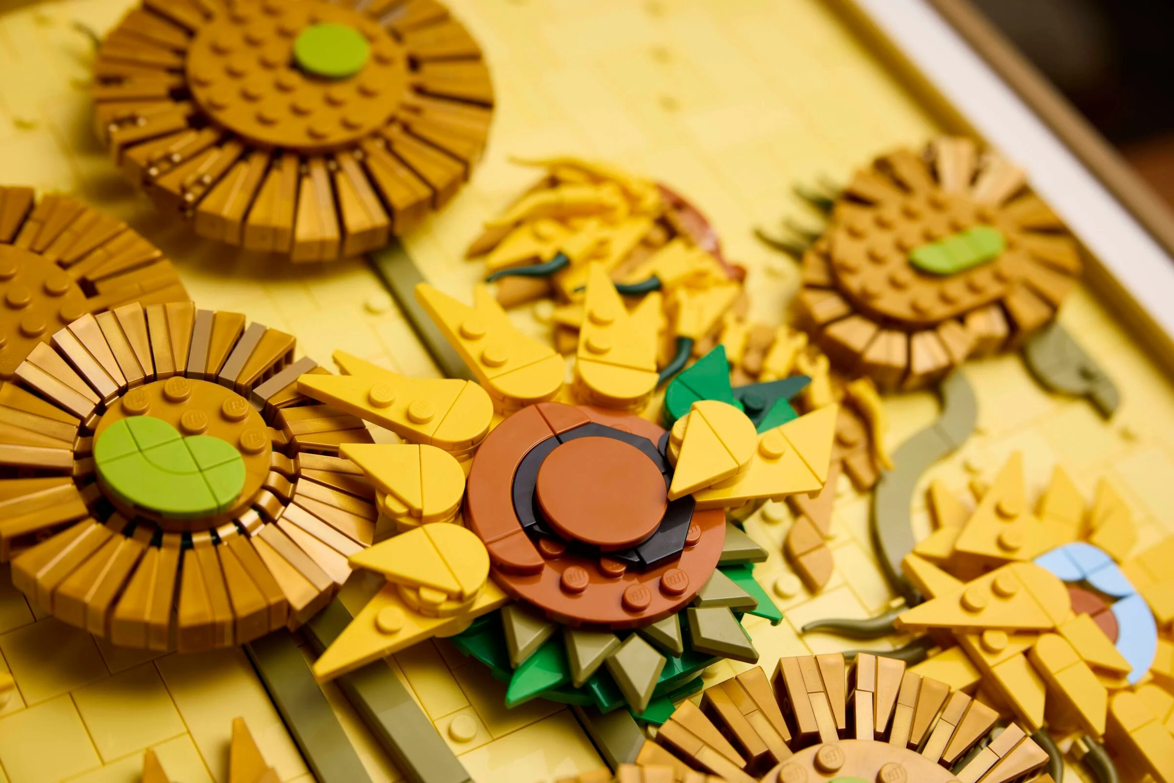 Prim-plan detaliat al modelului LEGO Sunflowers, cu texturi și culori vibrante.