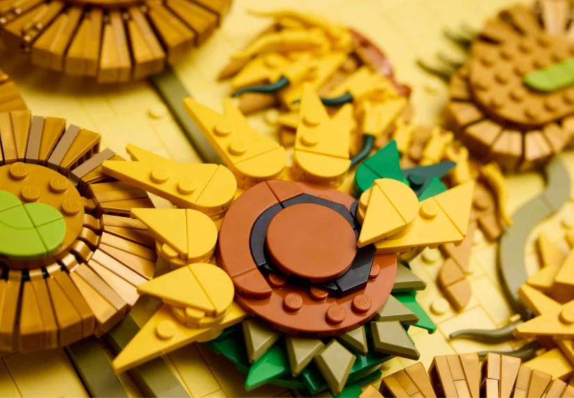 Prim-plan detaliat al unui floarea-soarelui LEGO, arătând petalele și centrul floral.