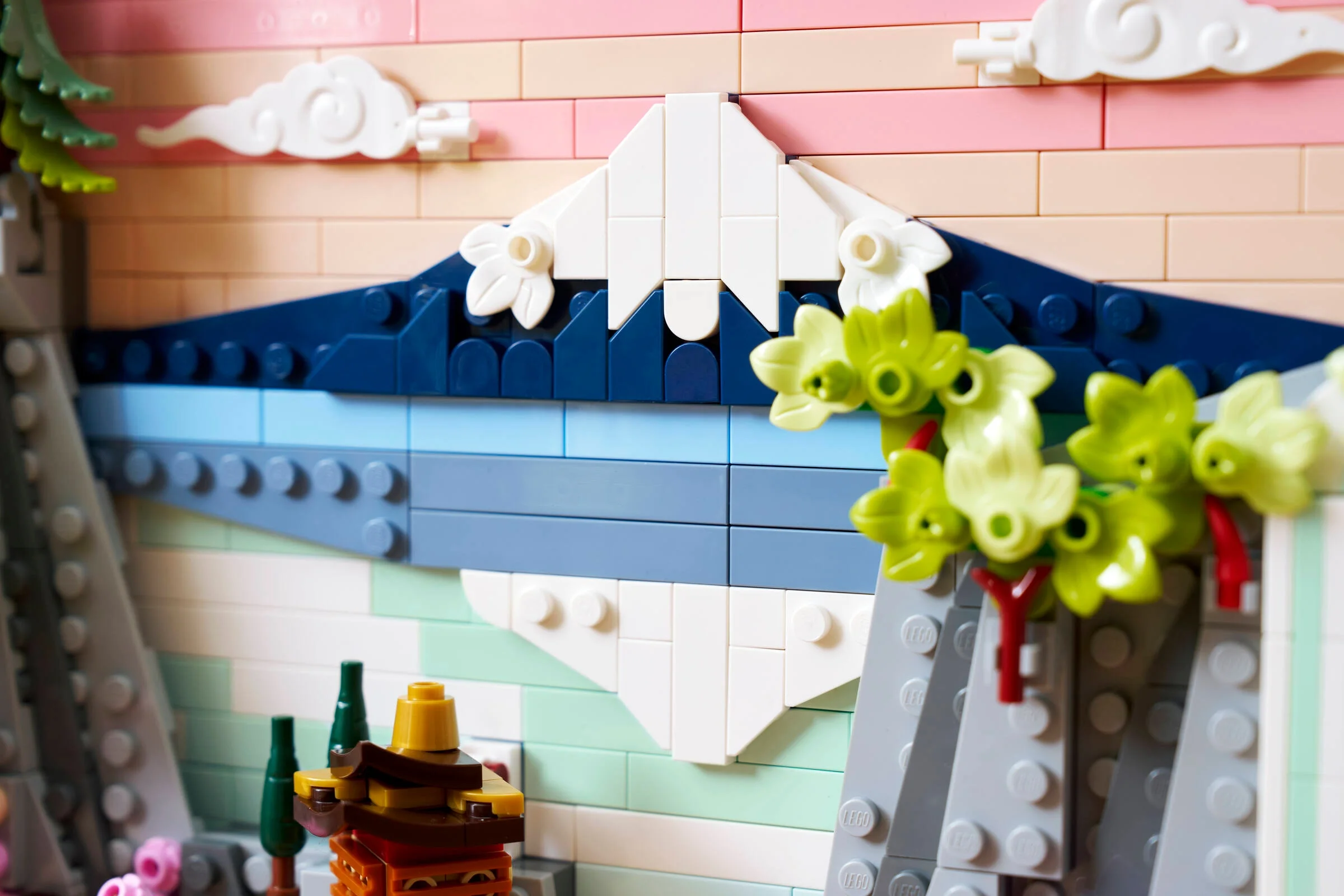 Prim-plan al unui model LEGO cu cireși japonezi înfloriți și Muntele Fuji din cărămizi.