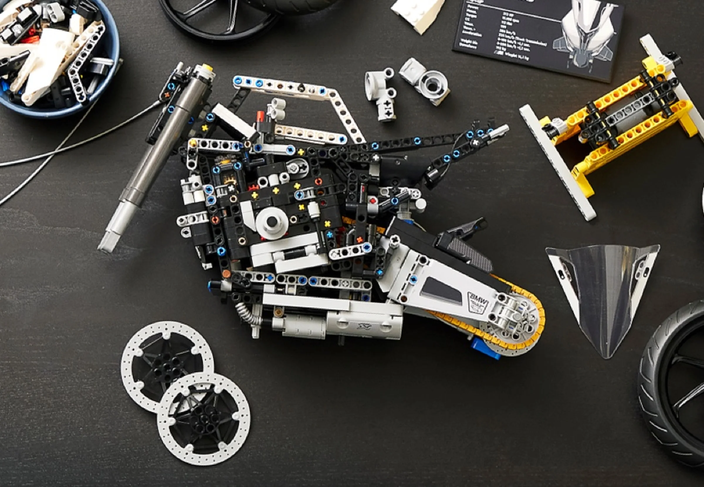 Construcție parțială a motocicletei BMW M 1000 RR, cu elemente și piese LEGO Technic.