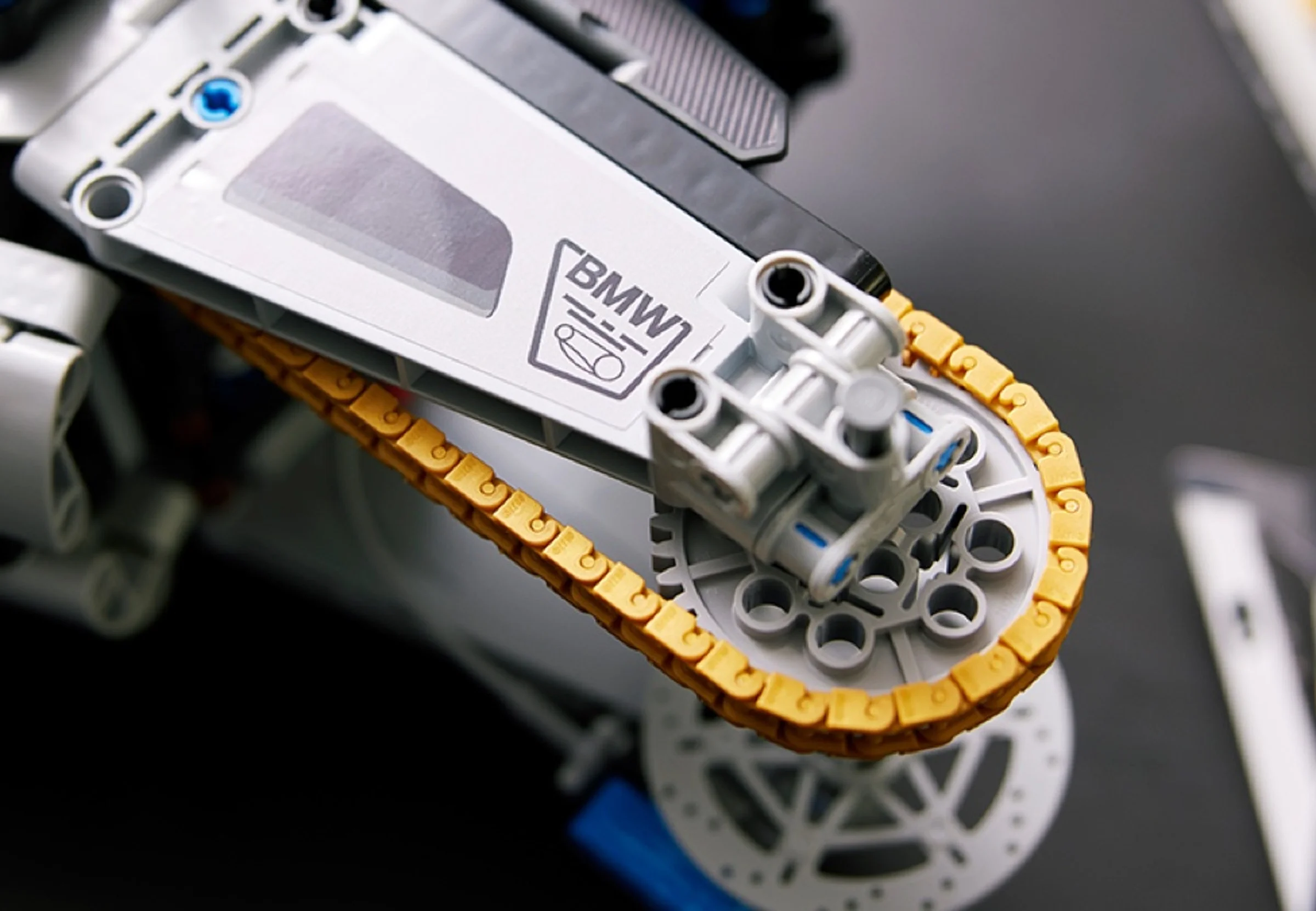 Detaliu cu lanțul și logo-ul BMW de pe motocicleta LEGO Technic BMW M 1000 RR.