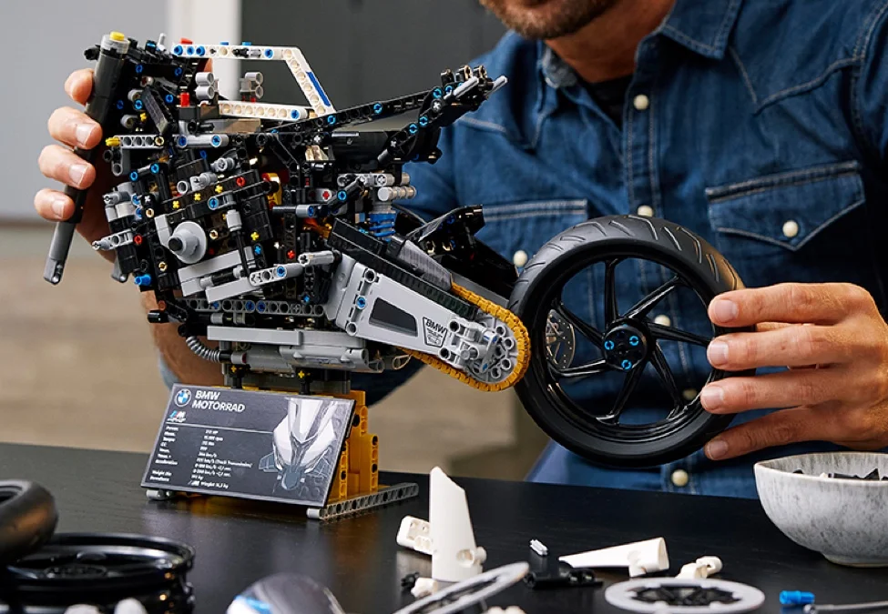 Motocicleta BMW M 1000 RR în construcție, evidențiind detaliile tehnice și complexitatea asamblării.