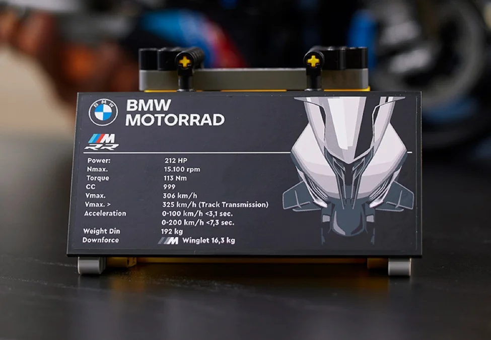 Placă cu specificațiile tehnice BMW M 1000 RR, cu detalii despre putere, cuplu și accelerație.
